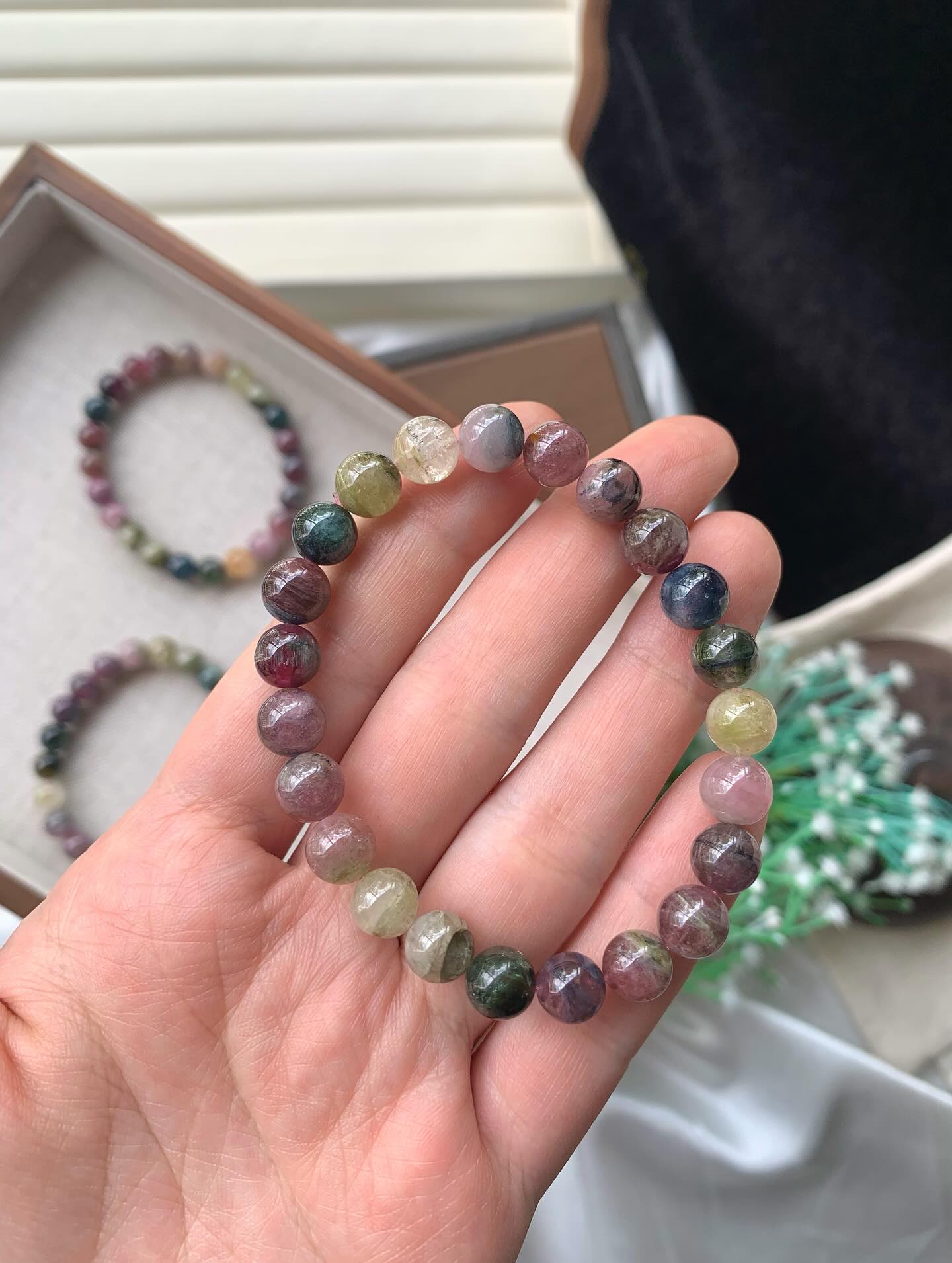 西瓜猫眼碧玺 ｜Tourmaline Cateyes 8m+ RM88猫眼西瓜碧玺的功效包括促进身体健康（如改善气血循环、延缓皮肤衰老），提升精神和心理状态（如增强自信、平衡情绪、提高直觉力），以及增强事业运和人际关系，并具有一定的辟邪和保护作用Watermelon tourmaline is believed to promote emotional healing and balance, with specific benefits including calming restless energy, reducing self-criticism, and fostering compassion. It’s thought to connect with both the heart and the mind, supporting emotional well-being and bringing a sense of peace and clarity. This stone is also linked to planetary influences of Venus (love and relationships) and Saturn (structure and authority), making it a stone associated with love and stability#watermelontourmaline #tourmaline #crystalhealingjewelry  #crystalbracelet #西瓜碧玺 #西瓜碧玺手串 #天然水晶 #蓝碧玺 #gemstone #naturestone