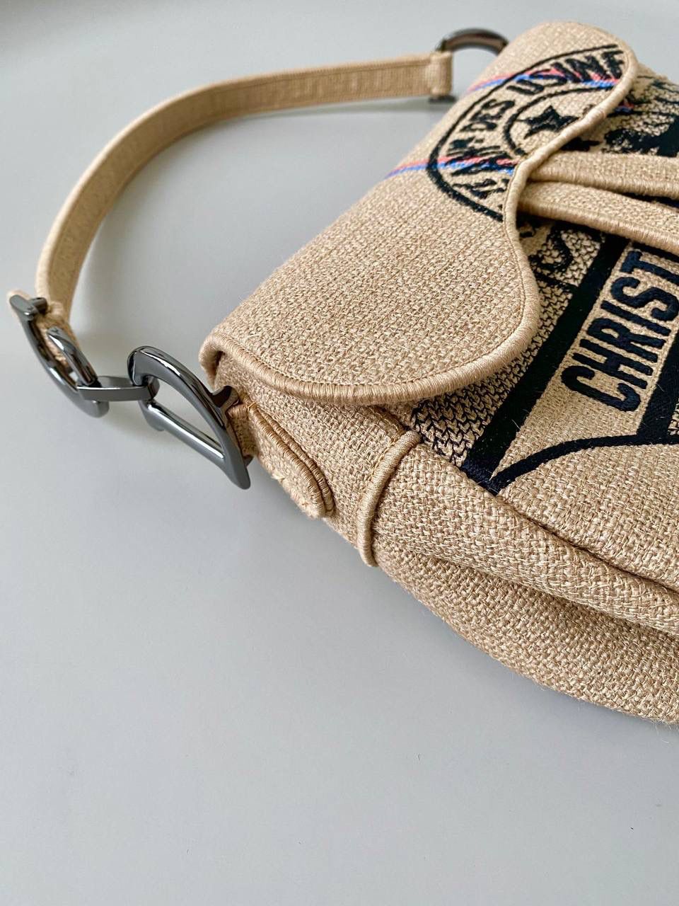 🈶徽章，马鞍包 𝗗𝗜𝗢𝗥 最新家族徽章系列 黄麻帆布材质和刺绣工艺结合 回归自然本真，穿上素雅白长裙 清新的度假气息是夏天独有的味道啊 25.5×20×6.5cm #8006m