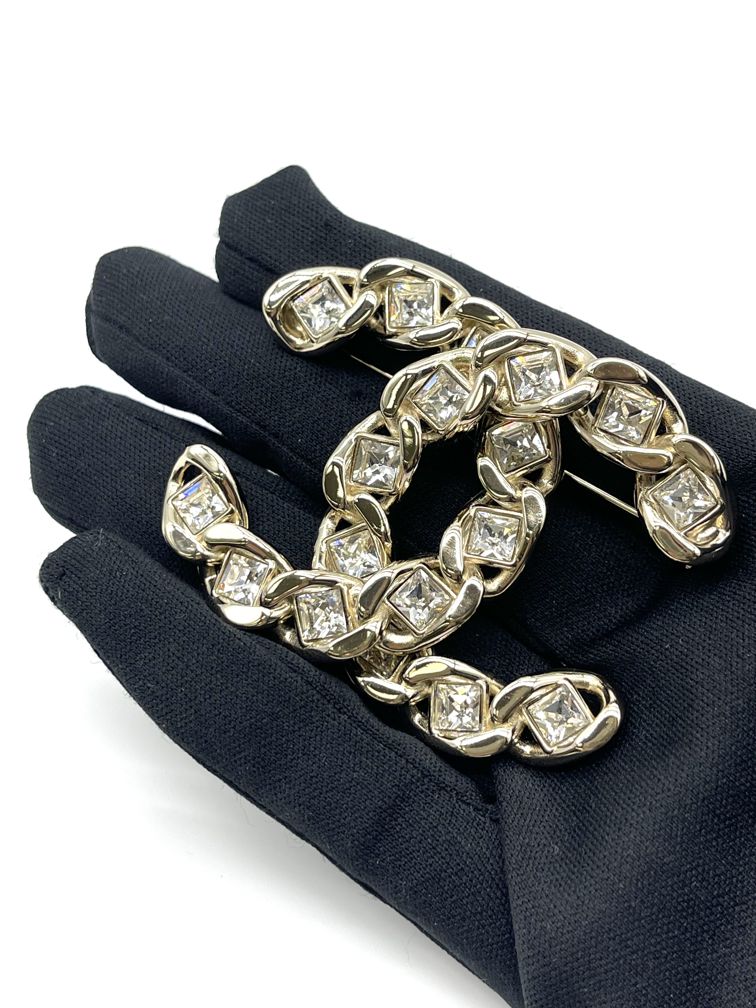 Pre-owned CHANEL Crystal Detail CC Interlocking Logo Brooch / Product Code: 26032317