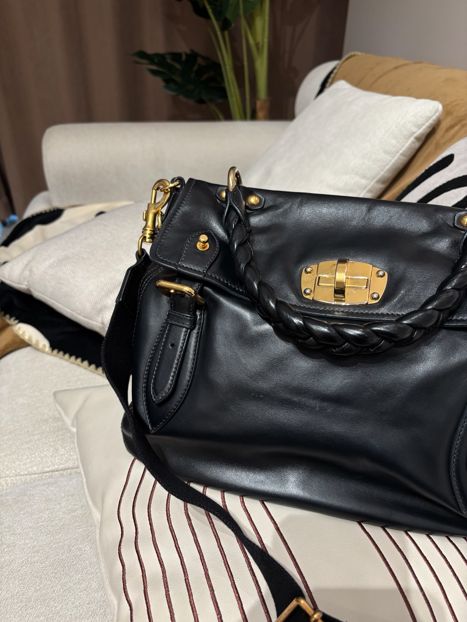 Miu miu calfskin 2way bag 黑金 100%Authentic, 95%new