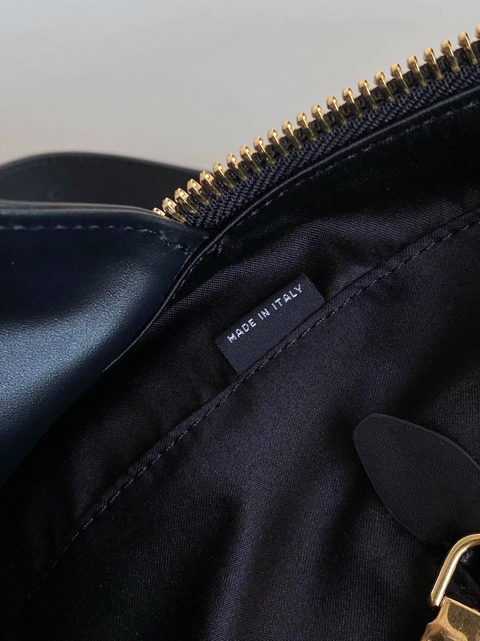 🈶黑色 | 肩带款 𝗠𝗶𝘂𝗠𝗶𝘂23秋冬公文包 比经典老款多了一条长肩带 斜挎手拎更加实用，直接翻红啦！！ 看似一样，实际尺寸上有轻微小改 但差异不大，整体也比老款要薄一点 斜挎起来更有轻盈感，不会显得太笨重 近两年miu水涨船高，爆款制造机 出什么火什么，杀疯了已经，都去冲 一整个甜酷少女感路线，赢麻了！！ 23×34×10cm，#F0020m