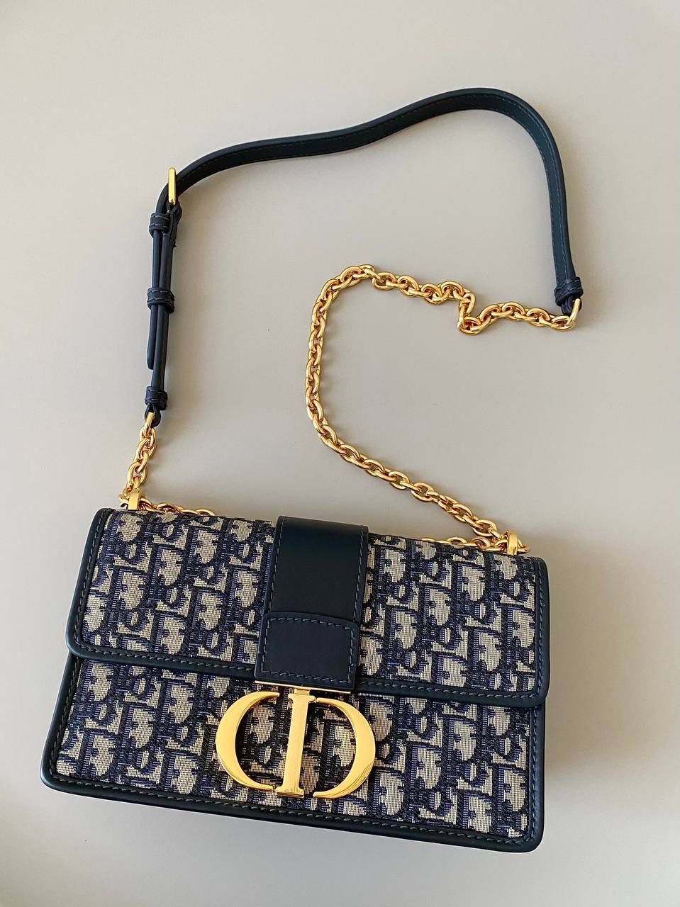 老花蓝 𝗗𝗶𝗼𝗿 𝗠𝗼𝗻𝘁𝗮𝗶𝗴𝗻𝗲蒙田30链条款🩵 自带法式复古感的经典爆款 当红炸子鸡的一只，实在太火了 链条肩带比皮肩带款更温柔女人些 隔几年再拿出来看，还是嘎嘎香 而且每年都在涨，早已经越来越难买 实用保值的首选！跟着买就对了！ 答应我，立马买！不要犹豫！ 25×16.5×8cm 大号/中号/小号都🈶!