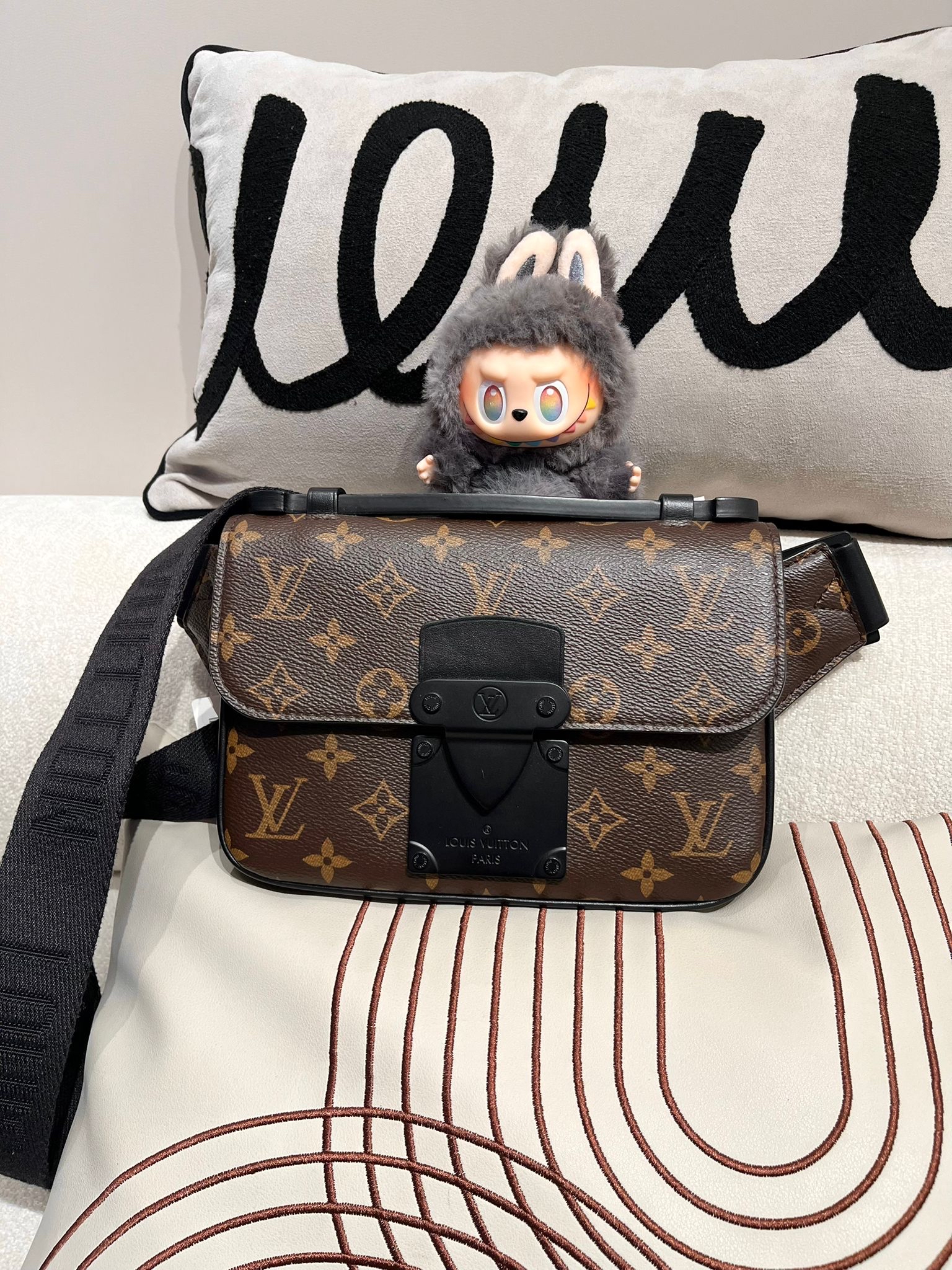 Lv S-LOCK M45807 斜孭袋 100%Authentic,98%new ✅專門店收據✅dust bag 