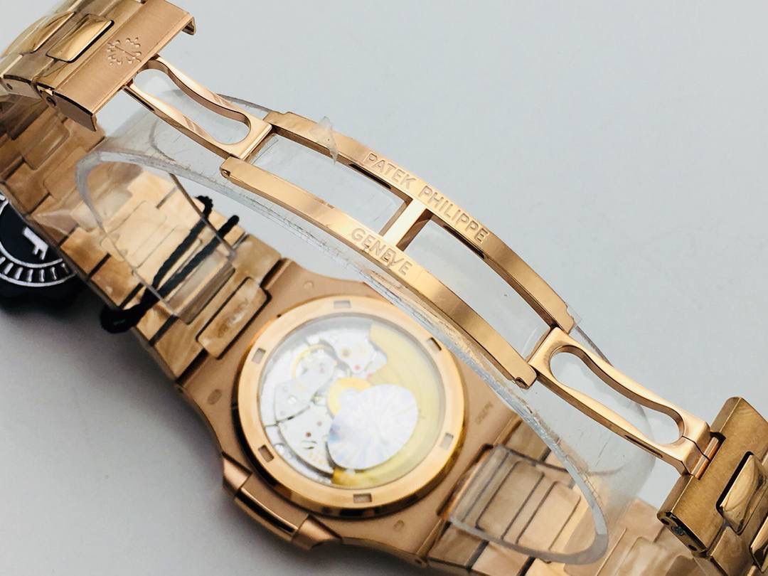 【PPF FactoryV4升级版强势来袭】百达 翡丽 璀璨方钻亮相了[色]第一款真正意义上的超级鹦鹉螺，震撼来袭！ 1⃣️全新修正的不锈钢表带，铰链部分根据真正的百达 翡丽鹦鹉螺不锈钢表带拆解开发，和正品一致的贴合效果，逆袭之前所有副本！ 2⃣️铰链开合角度和正品一致，锁毕声音和正品相同！ 3⃣️重点指出此次V4版的面盘在采用与真品一致的覆荧光涂层金质立体时标，特别突出的“蓝魅”面无限接近原版！ 4⃣️机芯方面是全新订制的修正版的一体芯Cal.324机芯，是目前唯一做到机芯的钢印与正品一样的雕刻工艺。 只有做到最好才配戴他去诗和远方！ PPF Factory 超级鹦鹉螺王中王！欢迎您的品鉴！