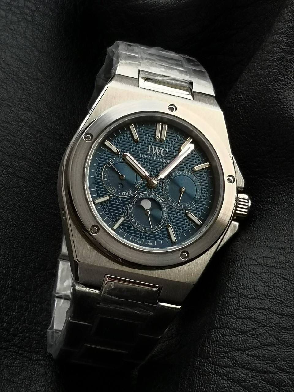 万国工程师系列万年历腕表，复刻界最复杂的腕表，所有功能同步原装，所有功能调节通过把头控制. 1⃣️【功能介绍】3点钟位置显示日历，9点钟位置显示星期，6点钟月份月相指针显示。 2⃣️【做工精细】外壳采用原版同样的三件套结构，中间拉丝，上下壳为抛光，镜面采用高成本的锅盖形蓝宝石，使其质感提升。 3⃣️【机芯性能】尺寸41.6mm,机芯采用天津机芯改82600，高效稳定，动力时间长达72小时以上，进行加装复杂的万年历模块，而且同步所有功能实现同步原装通过把头调节。 4⃣️【⚠️注意事项】由于万年历模块十分复杂在出货前都会调准时间，客户收到直接上链上手佩戴即可，⚠️请不要轻易乱调，由于机芯加装升级功能，调节需慢慢按调。