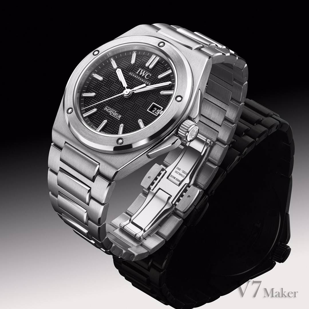 V7厂 七星推荐之 Ingenieur工程师腕表 IWC 在2023年 Watches & Wonders Geneva 推出新一代 Ingenieur 工程师腕表，由杰罗尊达设计，回归复刻 Gérald Genta 1970年代设计的经典之作 Ref. 1832。 40mm 表壳融合垂直拉丝、环形拉丝及镜面抛光工艺，精心重构的线条呈现更柔和流畅的轮廓。厚度为10.7mm。 表圈由5颗螺丝紧紧固定，表耳细节及H形表链采用更符合人体工程学的新设计，能够更舒适贴合手腕。