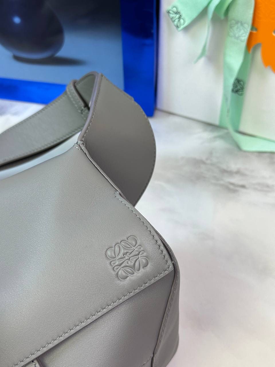 ⭐️最新升级版𝟮.𝟬-𝗣𝘂𝘇𝘇𝗹𝗲腰包⭐️ （珍珠灰到货‼️） 尺寸：𝟮𝟰-𝟭𝟬.𝟱-𝟭𝟲𝗰𝗺 款号：052343 👉🏻长方体形状和精确的切割技巧创造出Puzzle 腰包以及独特的几何线条成为 “Loe罗家”的著名代表作~ 👉🏻金属搭扣开合，刻有标志logo徽标，可调节肩带，翻盖大容量插袋和一个外部拉链口袋，🐂柔软细腻napa小牛皮，正品Ykk五金，Anagram压纹，人字纹棉麻帆布内里 👉🏻（男女♀♂同款）大小非常合适。胸包、背包、单肩、斜挎、腰包五种背法任你解锁🔒 👉🏻 （独家背景➕独家品质➕独家包装➕独家控制对版细节📦➕精致全套礼盒套装❤️） 重点：让你花最少的钱💰体验最大的仪式感❤️