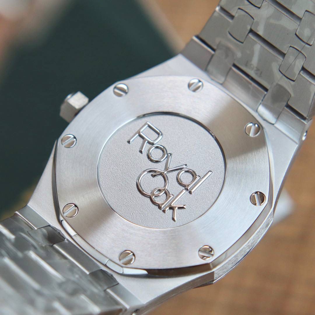 🚀原单AUDEMARS PIGUET爱彼 皇家橡树系列67女士石英腕表 独家原版拆解开模 所有配件均可原版互换使用，搭载原装瑞士F04111石英机芯。走时精准！全程CNC打磨，多次校对调整版型，棱角分明。表壳直径33MM,多边形状表圈与表壳精密相合，表圈以六边形螺丝栓固定在表壳上（圈口镶嵌精美施华洛世奇钻，璀璨夺目）表带链节精致规整，链节经过上百次细致的打磨处理，呈现出完美的纹理。折叠式表扣开合简单，佩戴方便。腕表表耳处呈弯折状，可以保证腕表与腕部更加贴合。表盘镌刻“Grande Tapisserie”大方格纹装饰，搭配荧光立体时标和皇家橡树指针，宽大的指针和时标让读时简单清晰。三点位置日期显示窗口，以阿拉伯数字显示。腕表为密闭表底，表底上镌刻皇家橡树系列的英文名称“Royal Oak”字样✨🔥