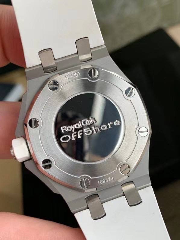 🚀全网独家新款，官网已停售 爱彼女款，皇家橡树离岸型，原装瑞士石英机芯、37表盘、厚度11.1毫米，原装进口防尘表带，反炫光处理蓝宝石水晶玻璃、包18K玫瑰金镶钻，32颗VV S足反南非真钻、精美绝伦、37表盘男女通杀！数量不多、手快有手慢无！