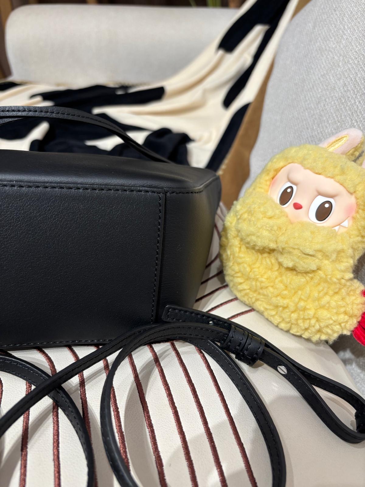 全新未使用品 Loewe Mini Hammock hobo in classic calfskin 黑色牛皮 100%Authentic, 全新未使用品 Unused ✅Booklet ✅Dust bag