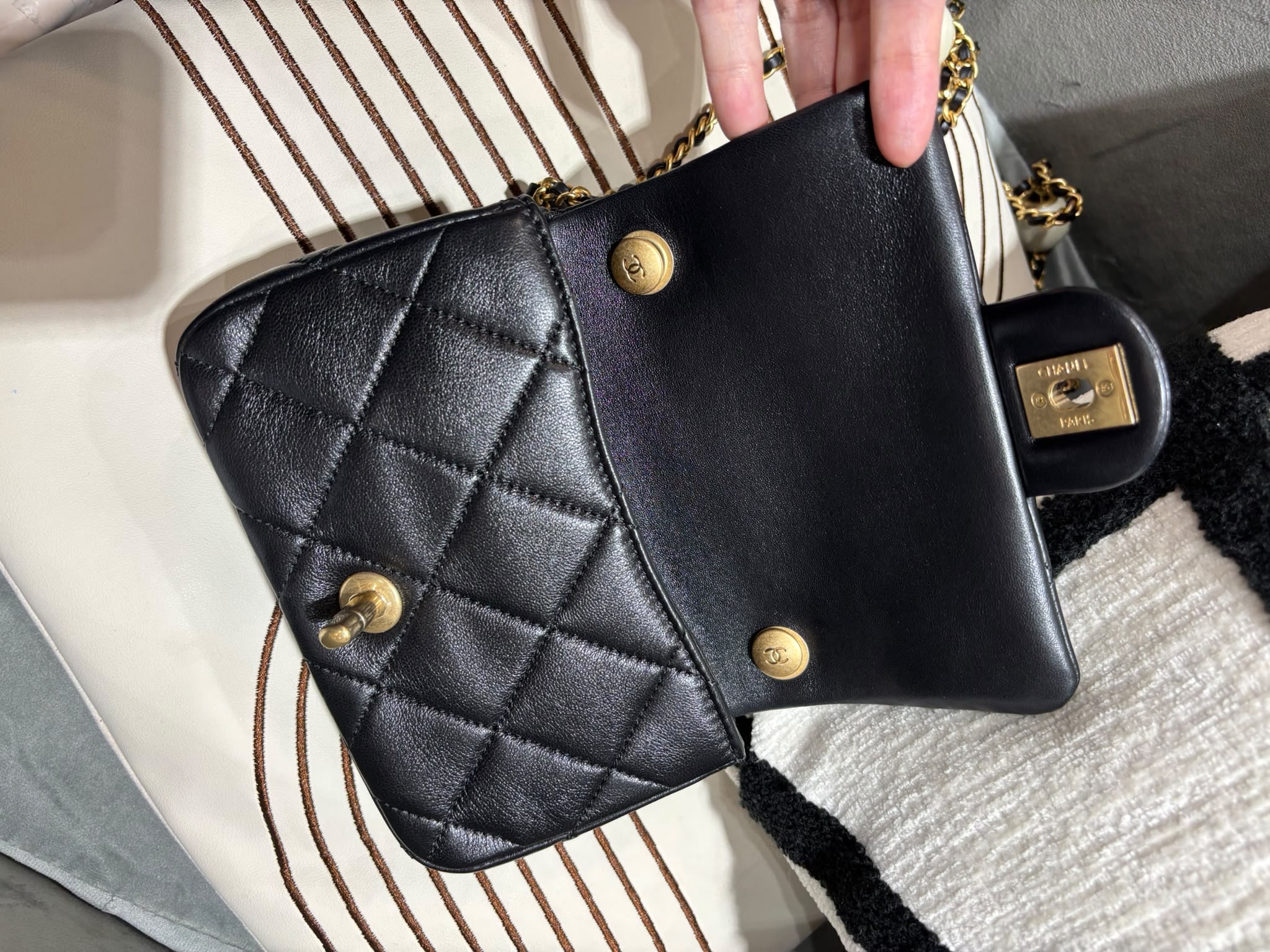 未使用品Chanel Mini Flap with Adjustable Pearls Chain 24S 雙球珍珠調節球 AS4868, 100%Authentic,Unused ✅晶片✅Dust bag✅Box