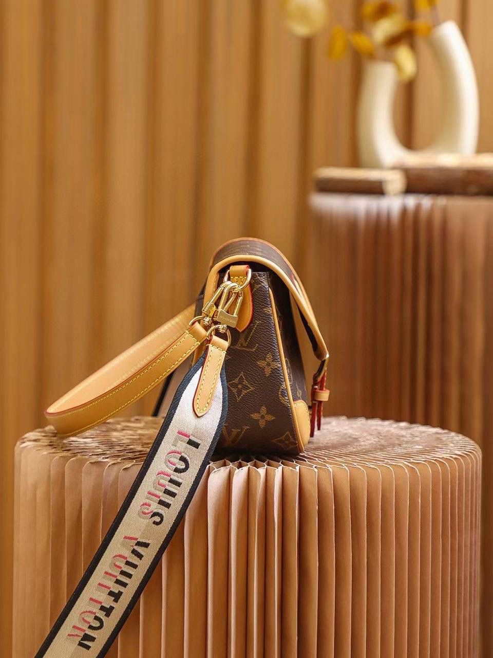 【特级原厂】老花 👜✨ 皮料是意大利A级皮料是在于品质、五金、面料、手工、油边、A级出品、图片跟产品一致💯😍尺寸:25x15x9CM