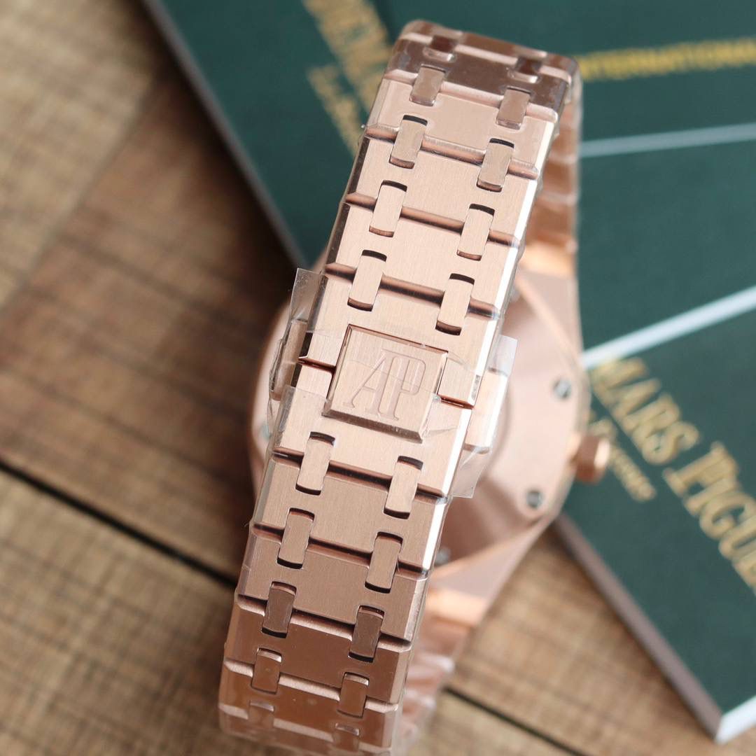 🚀原单AUDEMARS PIGUET爱彼 皇家橡树系列67女士石英腕表 独家原版拆解开模 所有配件均可原版互换使用，搭载原装瑞士F04111石英机芯。走时精准！全程CNC打磨，多次校对调整版型，棱角分明。表壳直径33MM,多边形状表圈与表壳精密相合，表圈以六边形螺丝栓固定在表壳上（圈口镶嵌精美施华洛世奇钻，璀璨夺目）表带链节精致规整，链节经过上百次细致的打磨处理，呈现出完美的纹理。折叠式表扣开合简单，佩戴方便。腕表表耳处呈弯折状，可以保证腕表与腕部更加贴合。表盘镌刻“Grande Tapisserie”大方格纹装饰，搭配荧光立体时标和皇家橡树指针，宽大的指针和时标让读时简单清晰。三点位置日期显示窗口，以阿拉伯数字显示。腕表为密闭表底，表底上镌刻皇家橡树系列的英文名称“Royal Oak”字样✨🔥