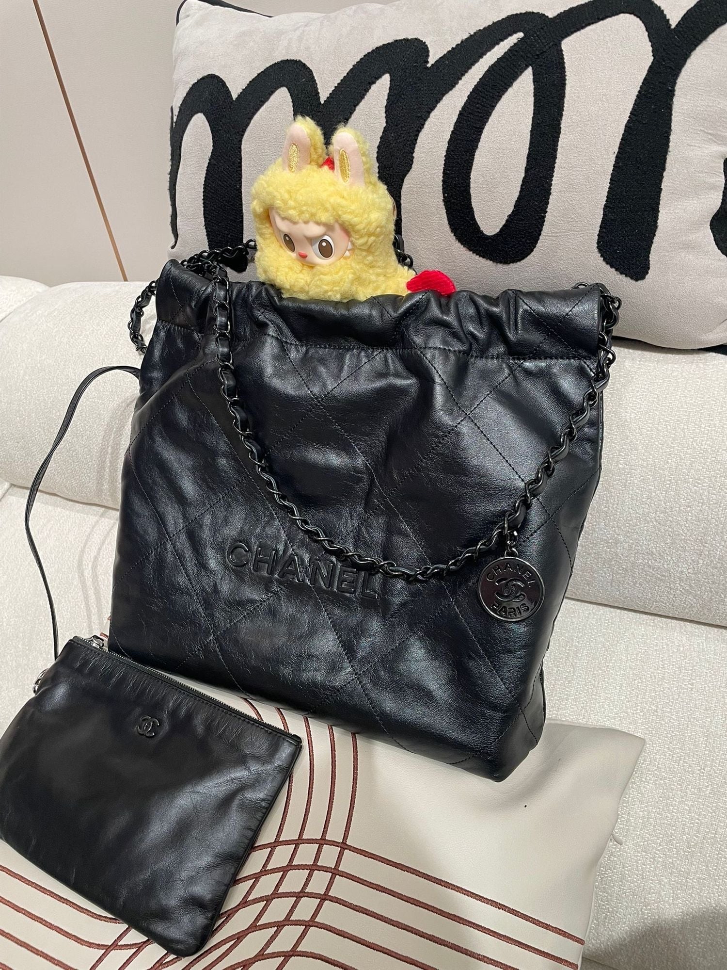 Chanel 22 small so black calfskin,100%Authentic, 95%new ，✅晶片✅Dust bag✅box