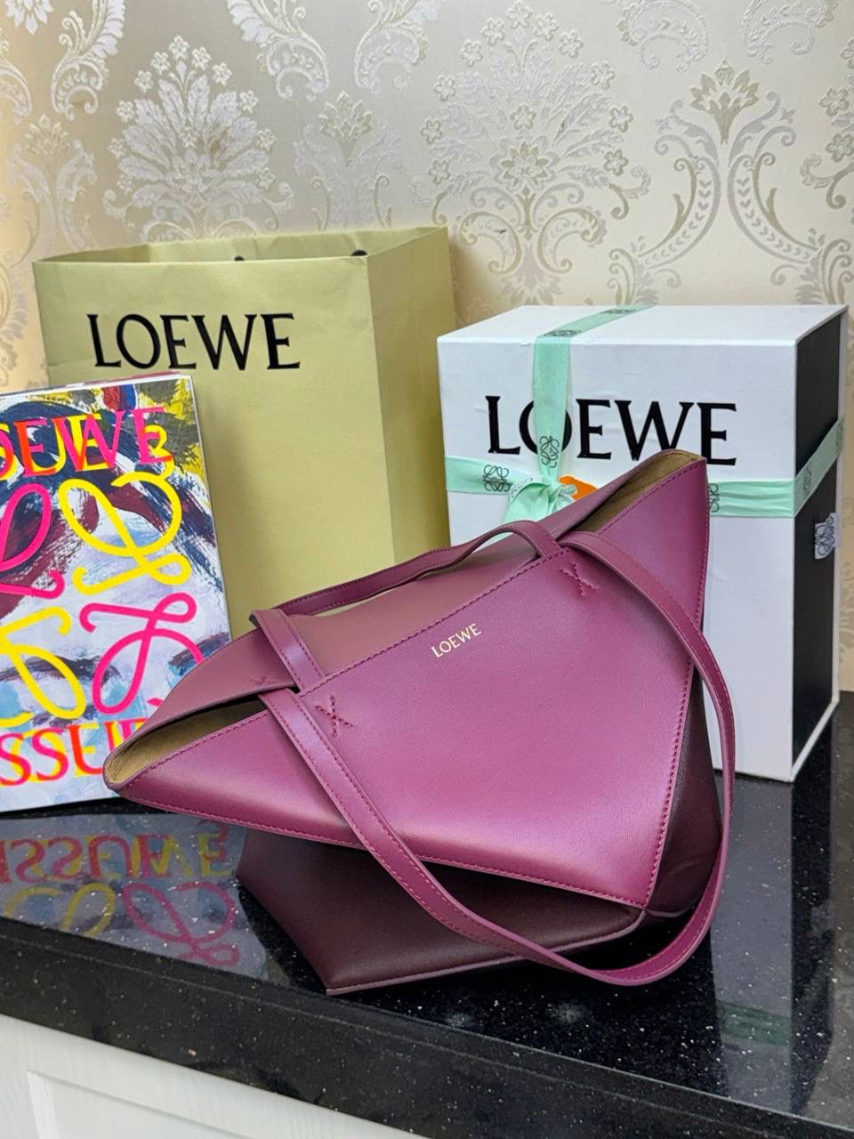 *中号𝐏𝐮𝐳𝐳𝐥𝐞 𝐅𝐨𝐥𝐝折叠手袋👜*（深红拼色） ——全新【𝗡𝗘𝗪】升级‼️ 延续经典𝙋𝙪𝙯𝙯𝙡𝙚的标志性几何裁剪设计，新晋顶流🅰️𝙋𝙪𝙯𝙯𝙡𝙚 𝙁𝙤𝙡𝙚 𝙏𝙤𝙩𝙚以折纸包为灵感，升级成🉑完全折叠‼️的结构，立体与平面任意切换，出差旅行🧳必备单品。小牛皮材质轻且柔软，𝐌𝐢𝐧𝐢尺寸搭配一条可拆卸式肩带，手提，肩背，斜挎多样化背法✨ 尺寸：𝟐𝟓.𝟓-𝟏𝟒.𝟓-𝟑𝟏.𝟓𝐜𝐦 款号：052316