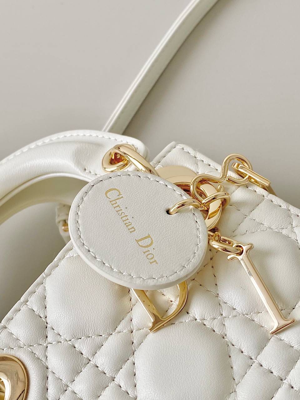 🈶羊皮白 𝗗𝗜𝗢𝗥 𝗺𝗶𝗰𝗿𝗼 𝗹𝗮𝗱𝘆 𝗯𝗮𝗴 火爆全网的最新超mini系列 天阿噜！小小只，简直太太太太可爱了！ 精致到巴掌大小，无敌治愈我这颗少女的心啊！！ size：12×10×5cm