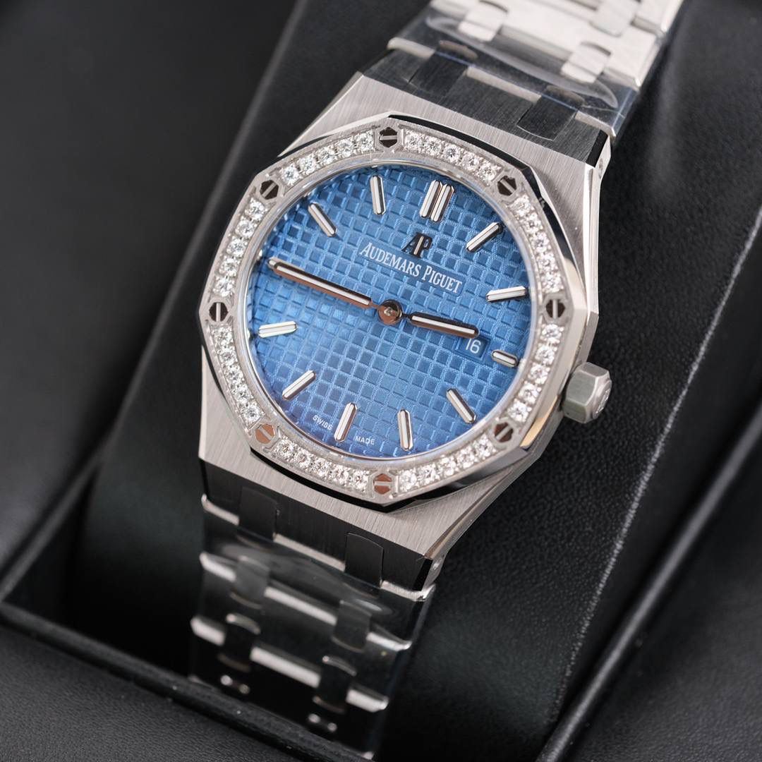 爱彼皇家橡树系列女士腕表 33mm 蓝色格纹表盘 镶钻表圈