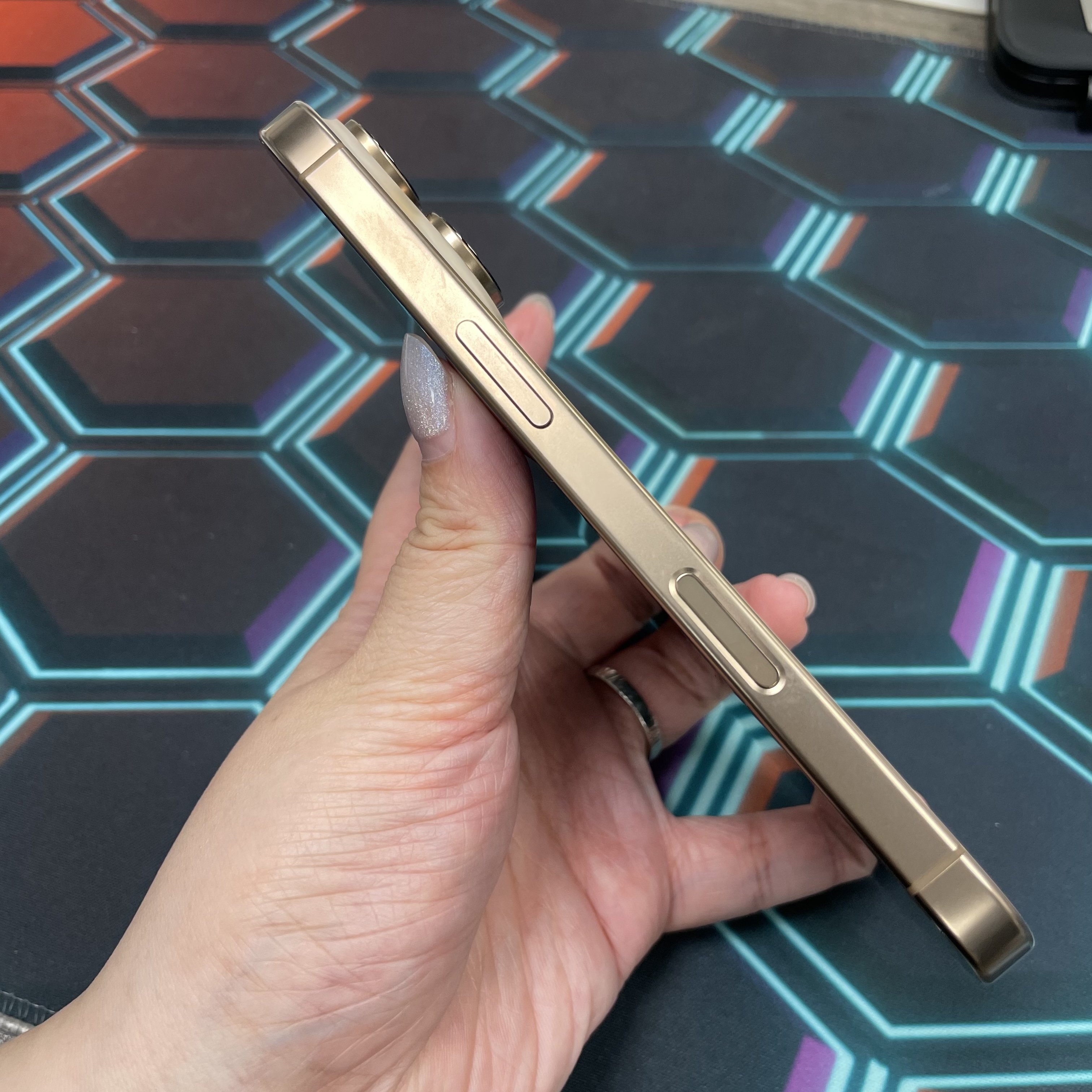 *6986 16 Pro 完美機 1TB 電89 沙色 gold