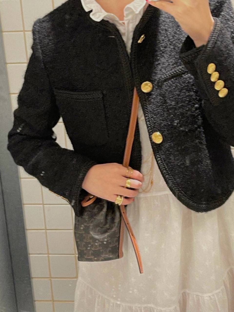 𝐂𝐄𝐋𝐈𝐍𝐄 ♥ 𝐓𝐑𝐈𝐎𝐌𝐏𝐇𝐄 𝐂𝐀𝐍𝐕𝐀𝐒 𝐌𝐈𝐂𝐑𝐎 𝑪𝒆𝒍𝒊𝒏𝒆新推出的超𝒎𝒊𝒏𝒊抽绳水桶包，怎么可以这么可爱啊啊啊❗️真的又Q又萌可爱到爆炸‼️背上身可太洋气了🥳各种凹造型 时髦精上线～ 型号：10H492 尺寸：9*17*9cm