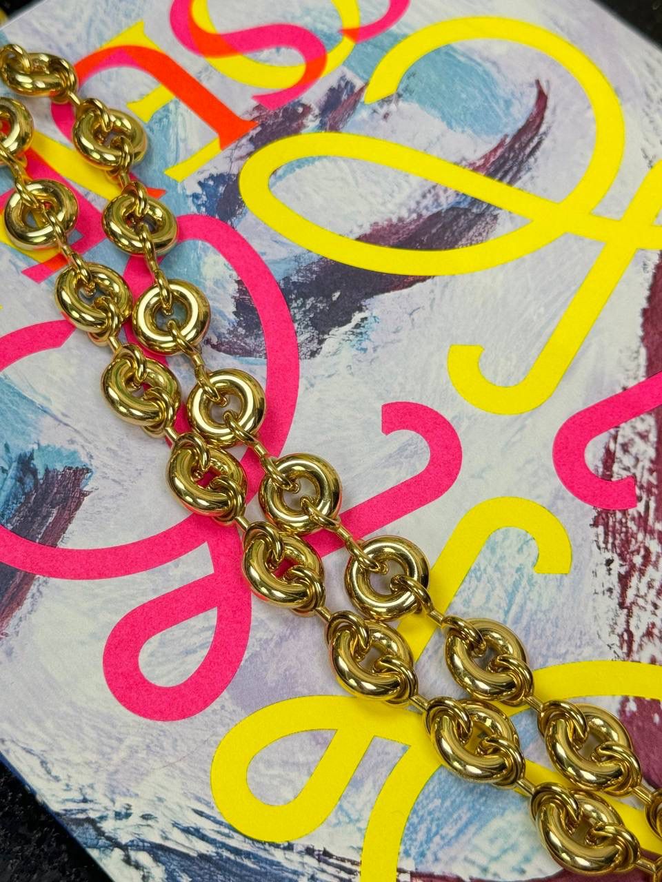 “全新升级*不锈钢材质” 甜甜圈⛓️链条肩带（金色） 尺寸：68×1.6×0.5cm 秀场甜甜圈链条同系肩带，进一步突出了手袋的造型高，引入了鲜明活泼的精神态度😉。