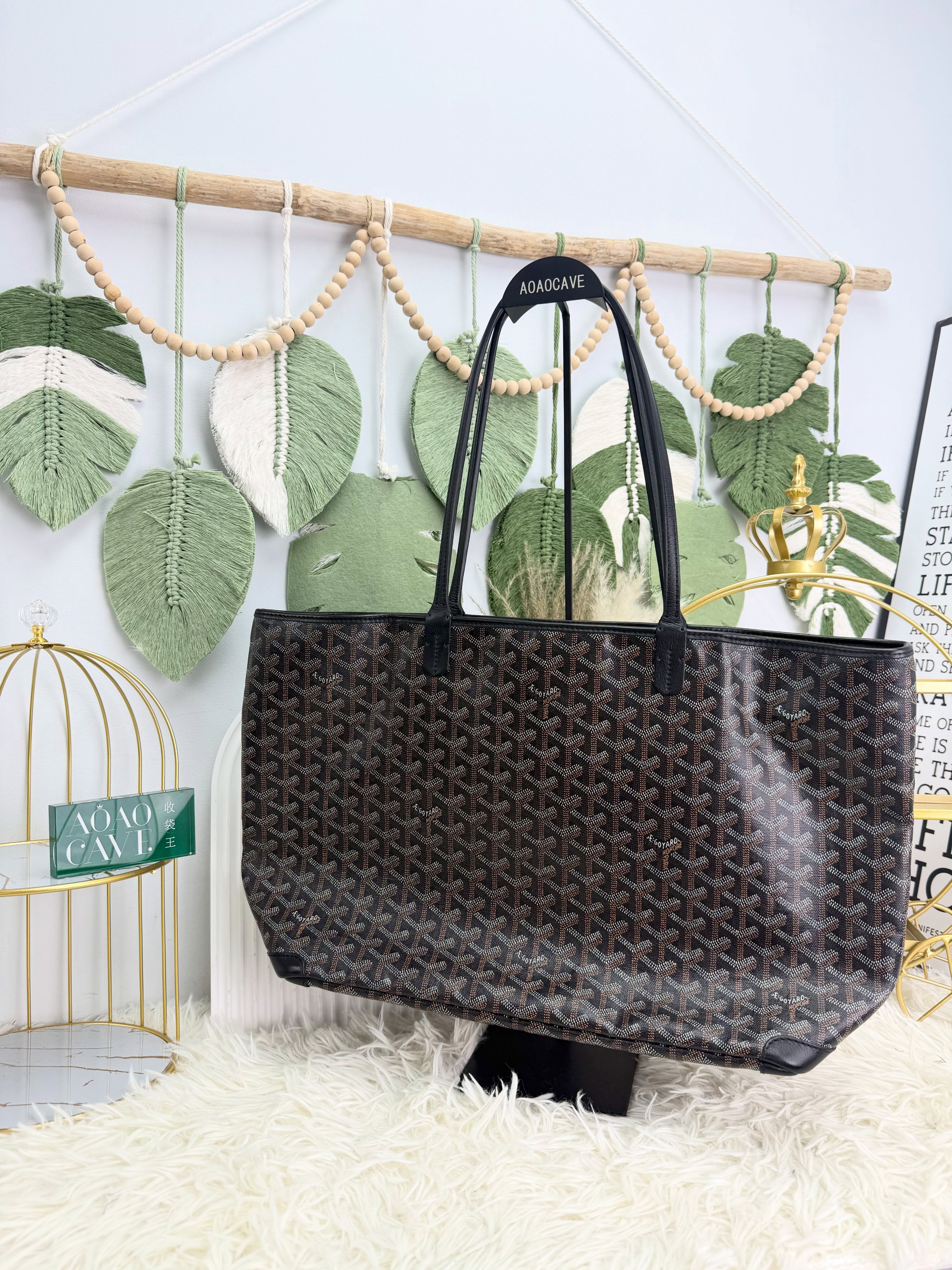 Goyard 👜 PRE OWNED 🛍️ MM size Artois Tote Bag🤎  34*14*27cm   💥超抵用‼️  💰優惠價 : $7980 85%new #收袋王  喜歡的話快點pm/whatsapp 我們💓 銷售熱線51111 321（whatsapp)  我們服務包括有：手袋飾物回收、手袋置換(一換一、一換多也可以） 、專業手袋鑑證、專業手袋護理 Is 購買方法 🏢親臨門市 荃灣南豐中心15樓1521室（荃灣地鐵站a出口1分鐘到）敬請預約 ❤️只賣正品正貨，任驗💓🫰🏻 ❤️‍🔥本店為香港註冊公司絕對真貨，信心保證👍🏻 🫰🏻本店設有鑑證服務，有駐場鑑證師  ✨歡迎追蹤我哋各個平台緊貼最新優惠x貨品🔥😍 👇🏻👇🏻👇🏻👇🏻👇🏻👇🏻👇🏻👇🏻  ⭐️Instagram: aoaocave  🌈Facebook: aoaocave收袋王  🔥Carousell: acluxuryhk  👆🏻👆🏻👆🏻👆🏻👆🏻👆🏻👆🏻👆🏻  ___________________________  Disclaimer🫰🏻All trademarks and copyrights are reserved to the original brand holders. @AOAOCAVE sells only authentic goods and is not affiliated with any of the brands mentioned.  @AOAOCAVE 跟任何品牌無關，而且沒有持有任何品牌資版權，亦沒有與任何品牌合作。所有商標及版權歸屬於品牌坊所有，帖子只作分享用途。  #aoaocave #手袋回收