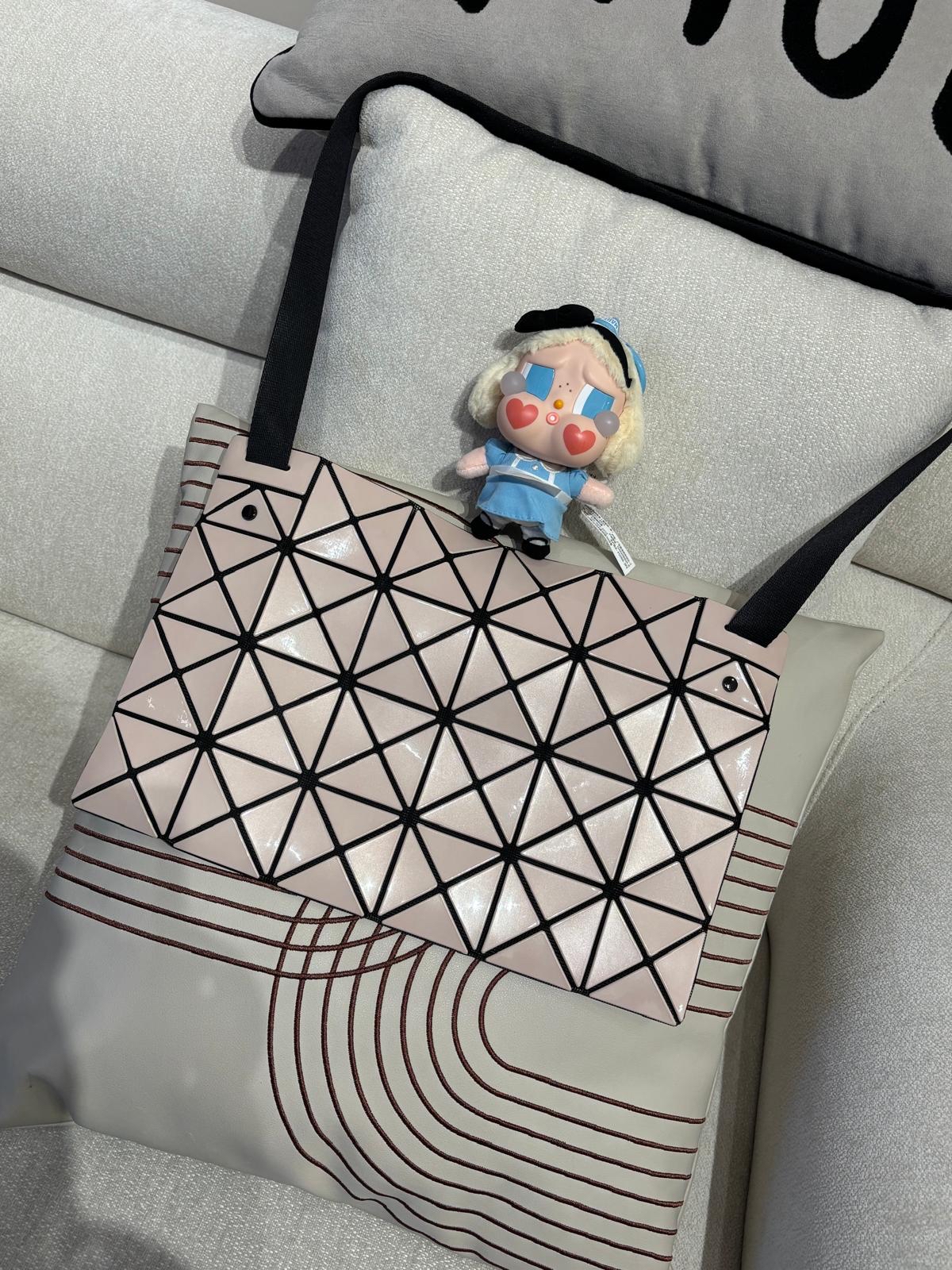 Issey Miyake crossbody bag 100%Authentic, 99%New ✅Dust bag