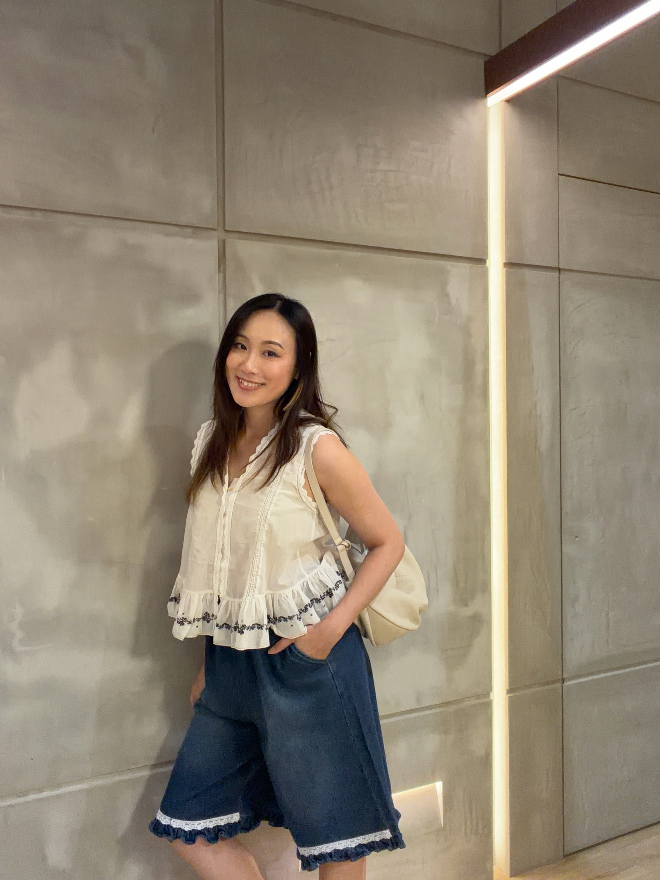 Ruffles 通花邊top