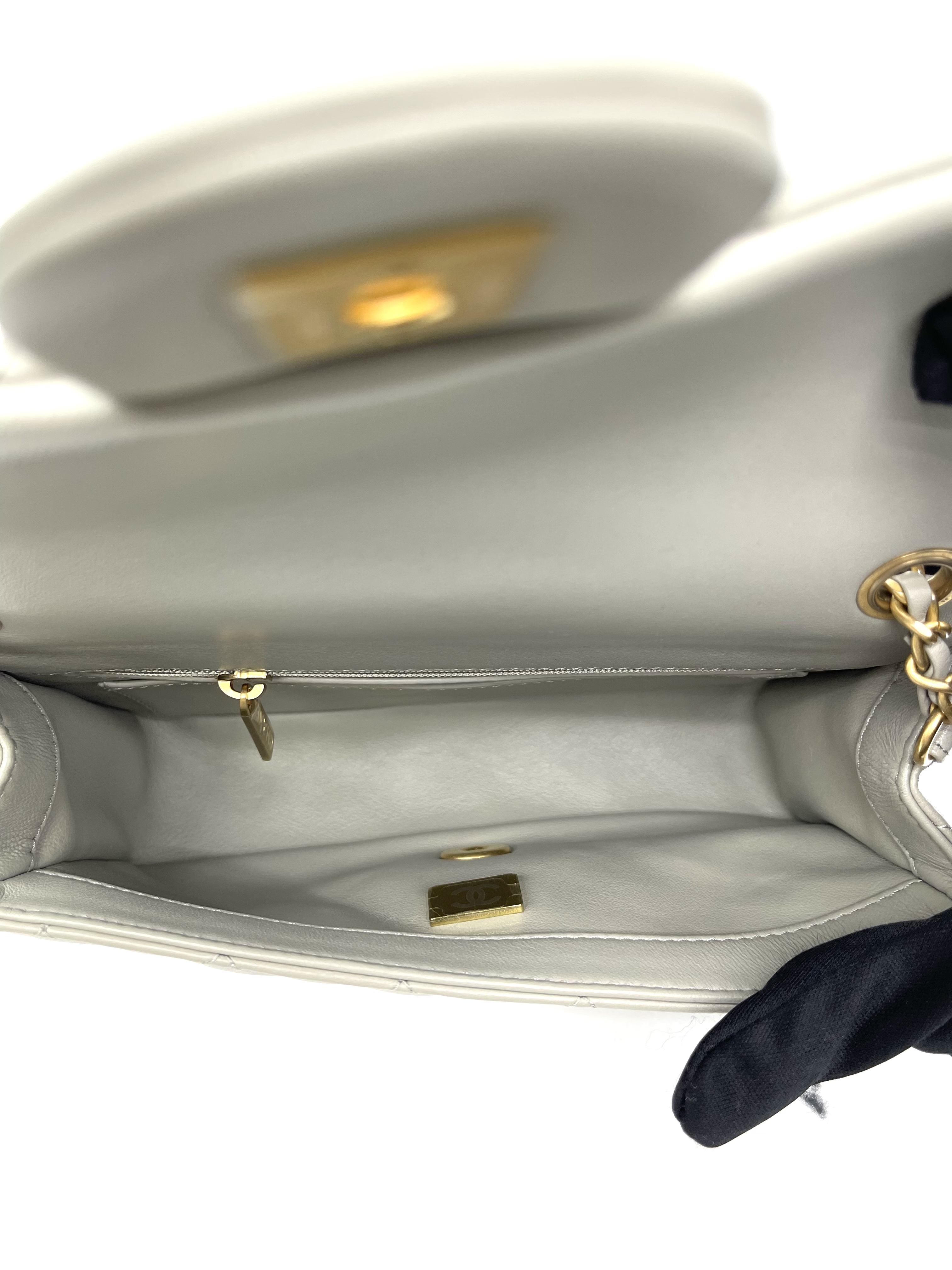 Pre-owned Chanel Mini Square Flap Bag / Product Code: 26032305