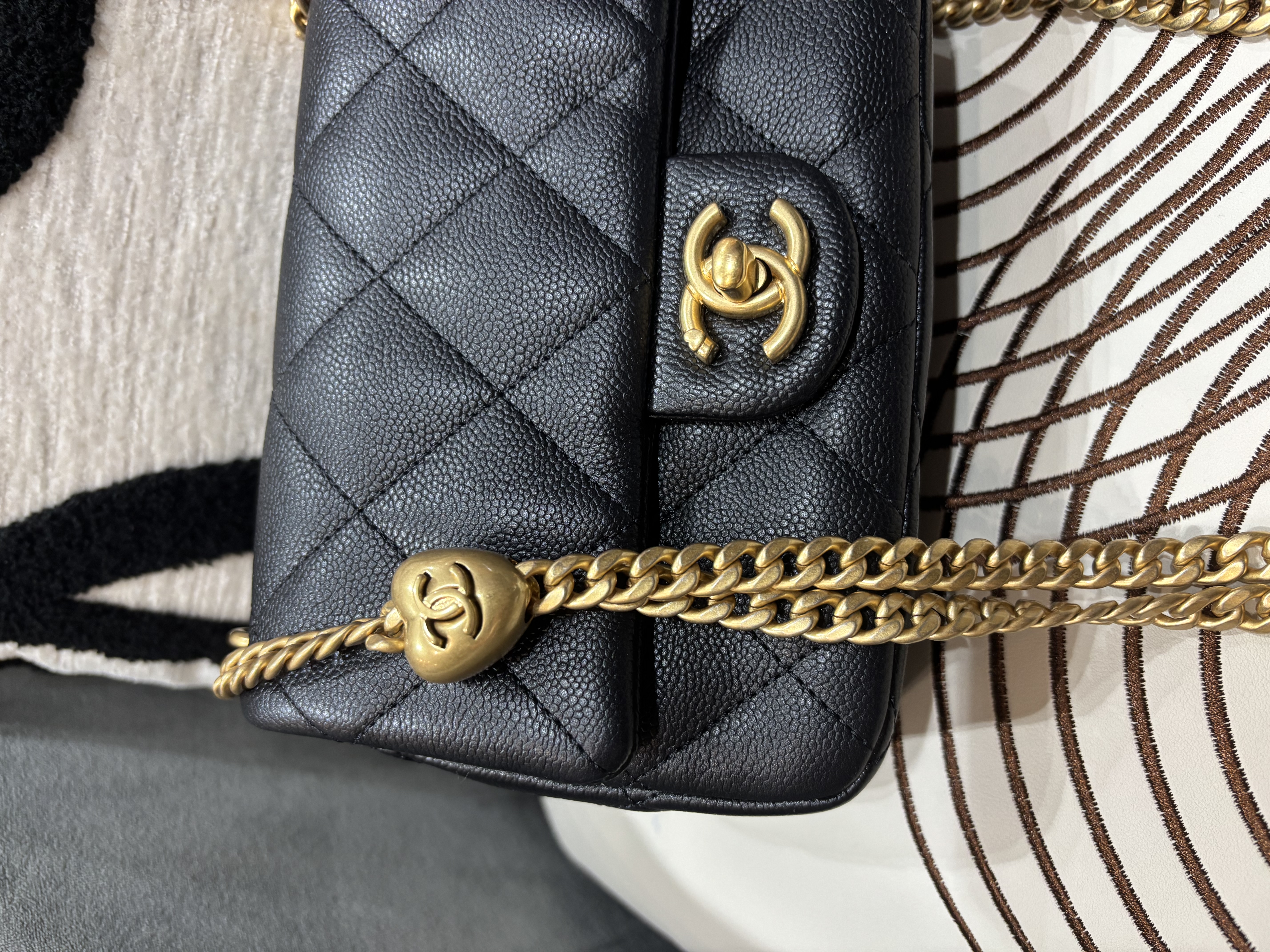 未使用品 Chanel flap bag 黑色魚子醬牛皮心心金球 心形調子求方胖子100%Authentic, Unused未使用品 ✅晶片✅收據✅Dust bag✅Box