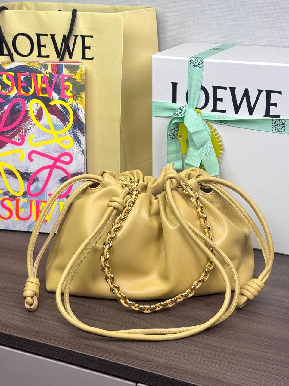 🎈中号链条款𝙁𝙡𝙖𝙢𝙚𝙣𝙘𝙤 𝙋𝙪𝙧𝙨𝙚羊皮 ——【黄油色】 尺寸：𝟯𝟬-𝟭𝟬.𝟓-𝟮𝟬𝐜𝐦 编码：012403 【配全套礼盒】 👉🏻延续福袋收缩绳褶皱设计，羊皮包身手感细腻柔软❤️ 👉🏻链条肩带➕皮肩带的双肩带设计，时尚百搭，给足了集美们多样化的选择。肩带可拆卸可调节，磁扣开合，正面烫金𝙇𝙤𝙜𝙤，呈现出高贵典雅的视觉感😍 👉🏻独家背景➕独家品质➕独家全套砖柜礼盒套装，市场高端品质皆在我手✌🏻