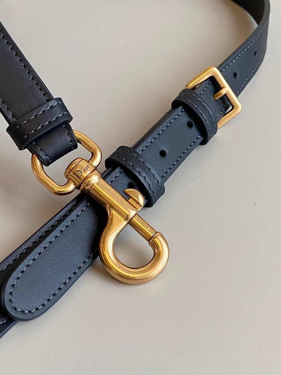 🈶老花大号（配肩带） 𝗖𝗗 𝗦𝗮𝗱𝗱𝗹𝗲 经典马鞍包 王者中的王者，地位不可撼动 席卷了整个时尚圈今年依旧火爆啊 这次新发售款推出自配备的细长肩带了！ 重点还是可拆卸可调节长度，爱惨！ 终于！不用再花钱去配搭，更是省下一笔 怎么能不冲！也再次把热度推向巅峰 大号：24×6×18cm，#8006m ⚠️肩带最长103cm，最短88.5cm 小号：17x5x15cm