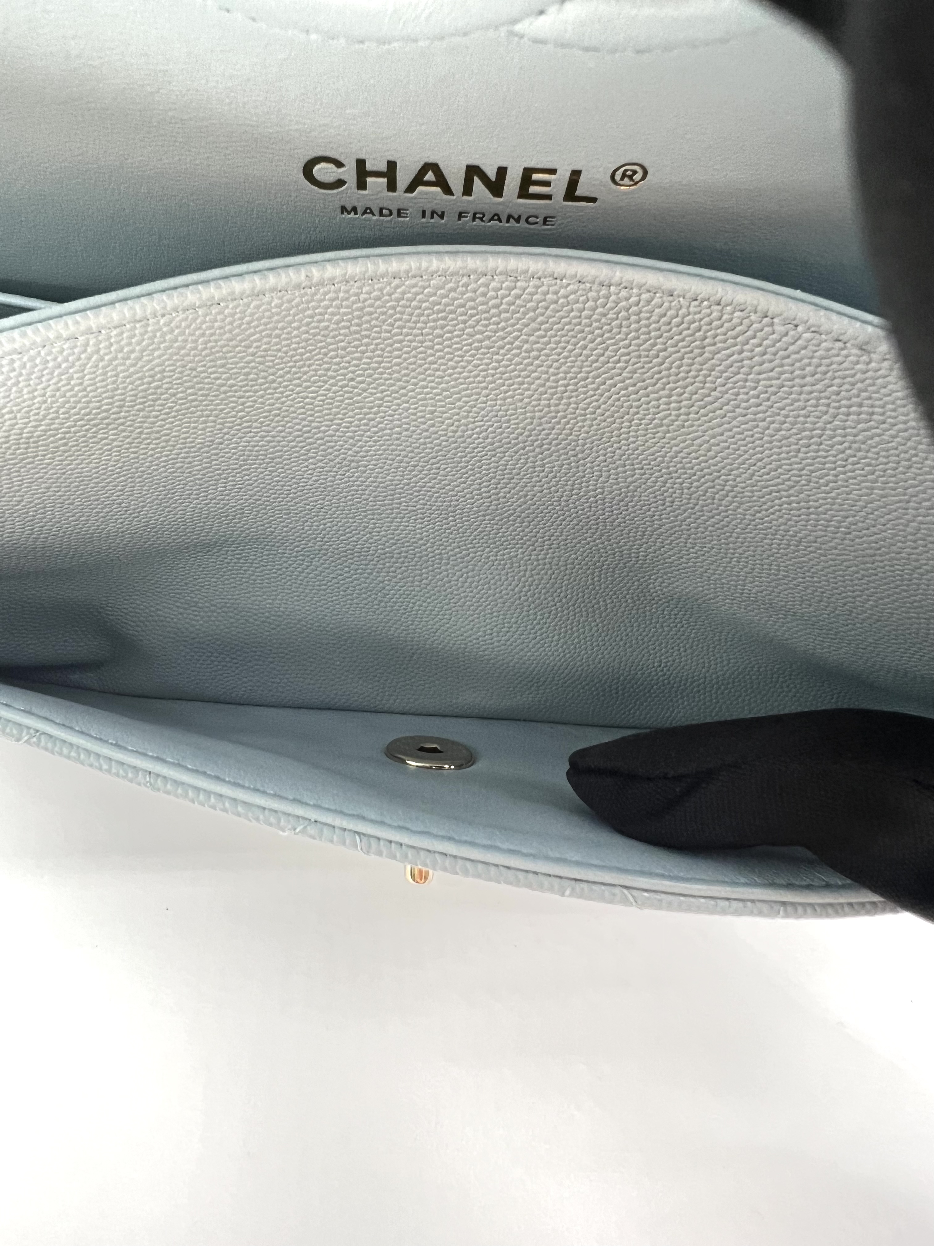 Chanel Small Classic Flap Handbag / Product Code: 26031707