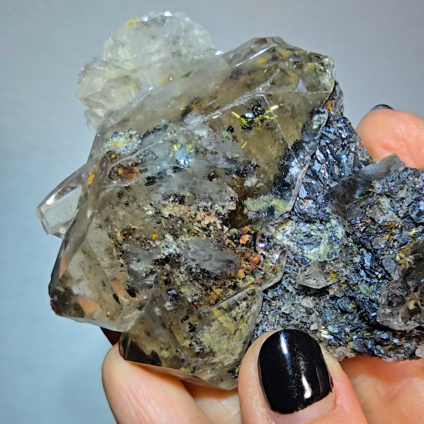 Golden starburst rutiles in quartz on black hematite - RT1444
