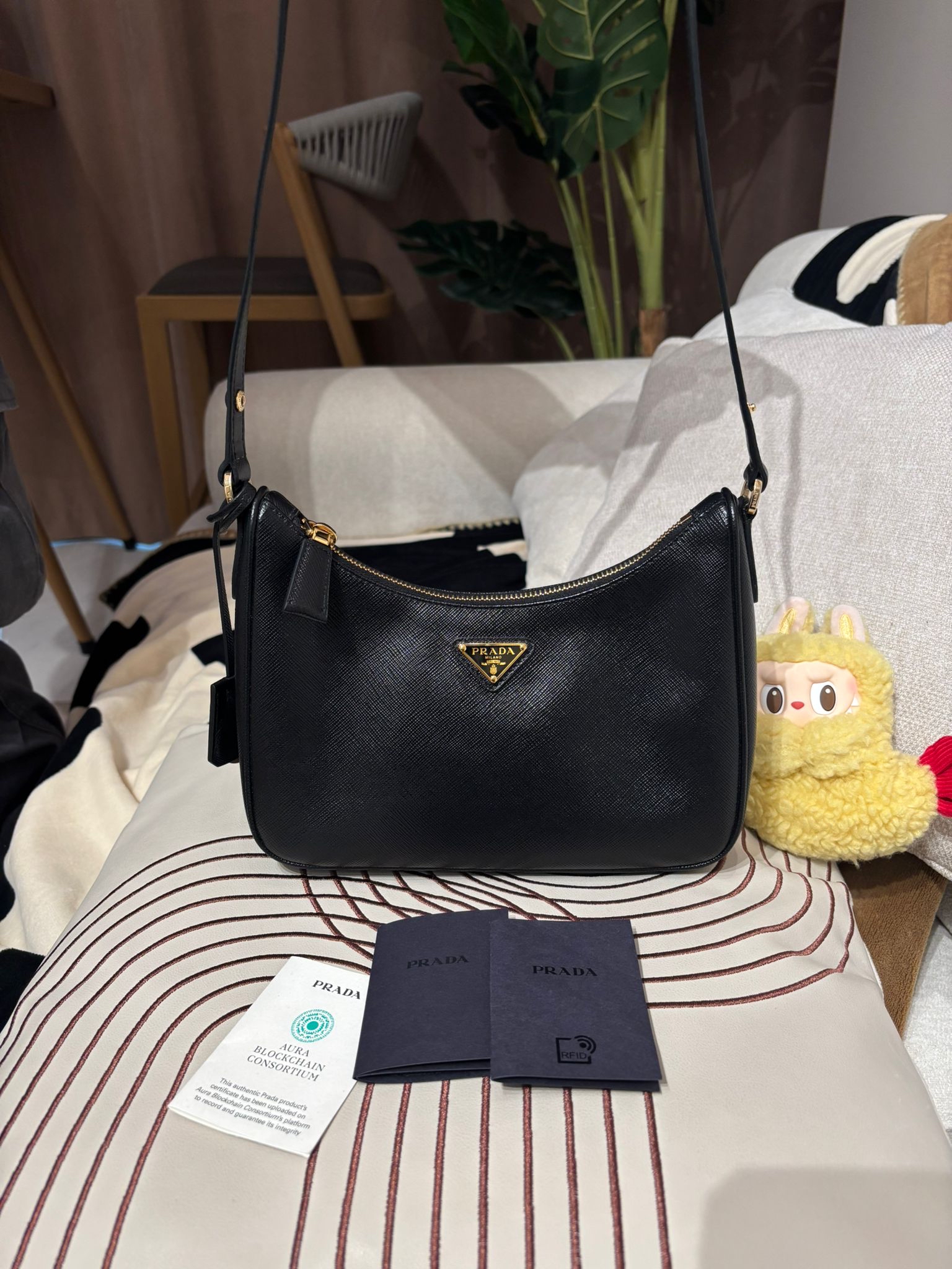 Prada Re-Edition hobo 牛皮 肩帶可調節長度 100%Authentic , 99%new ✅card booklet ✅dust bag 👜專門店售價$19,200📣