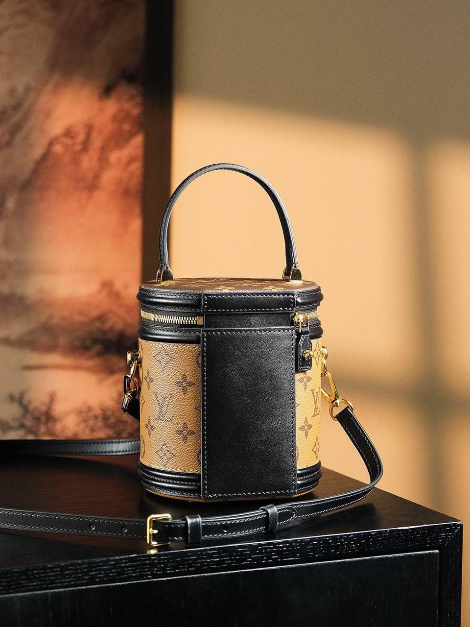 LV Vanity 手袋 👜✨ 📏 小号尺寸：15 × 17 × 15 cm 这款灵感来自经典 LV Cannes 化妆箱～ 半硬质包型，复古又高级 ✨ Monogram + Monogram Reverse 帆布拼接，很有 LV 味道 💕 设计优雅耐看，经典不过时～ 配有顶部手柄和可拆皮革肩带， 可以手提、肩背或斜挎，多种背法很方便 🥰