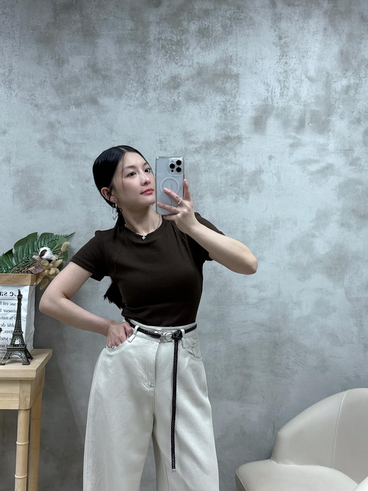 D22 後背設計凈色Tee