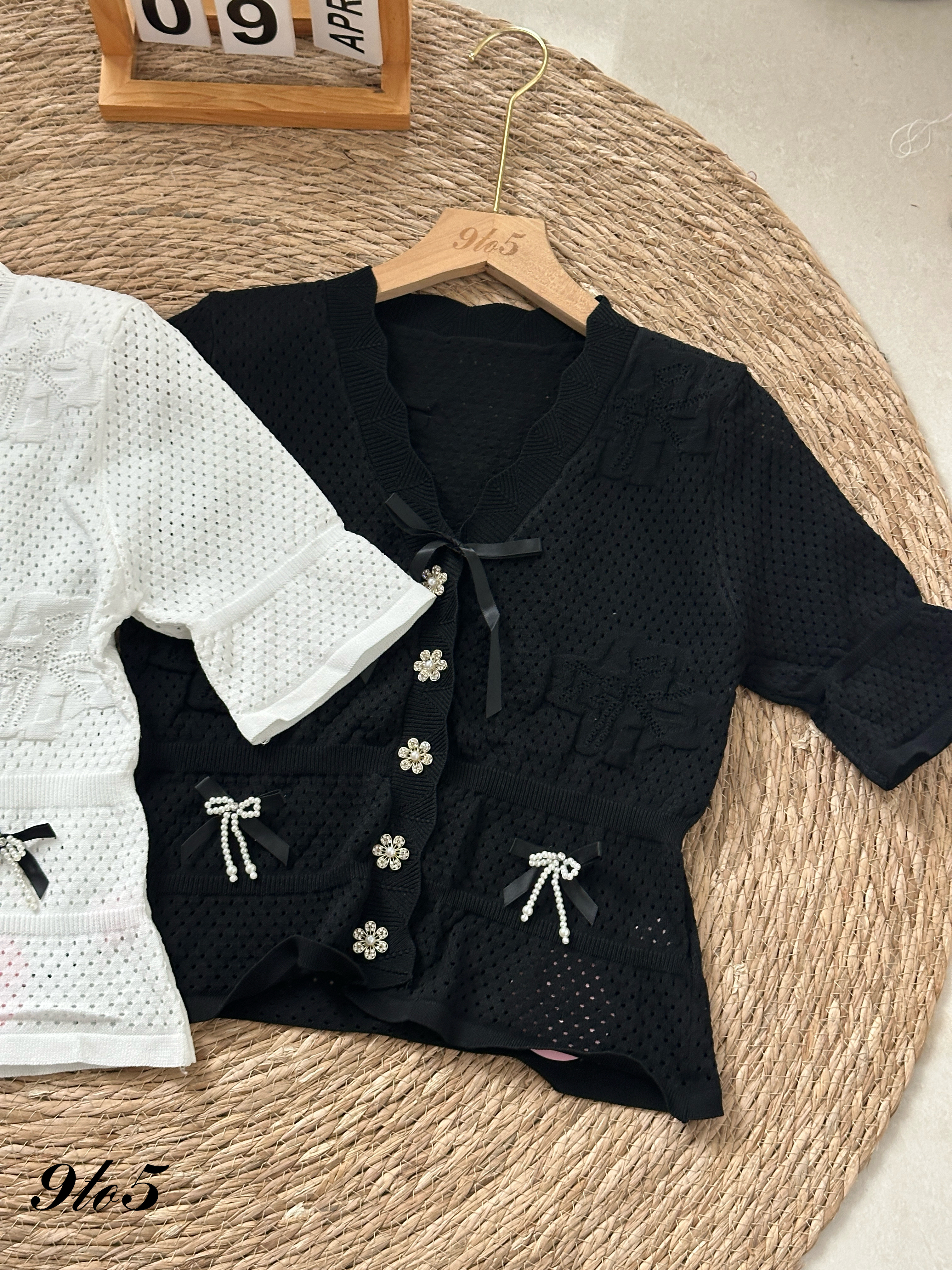 T4087 V Neck Open-knit Top - Black & White