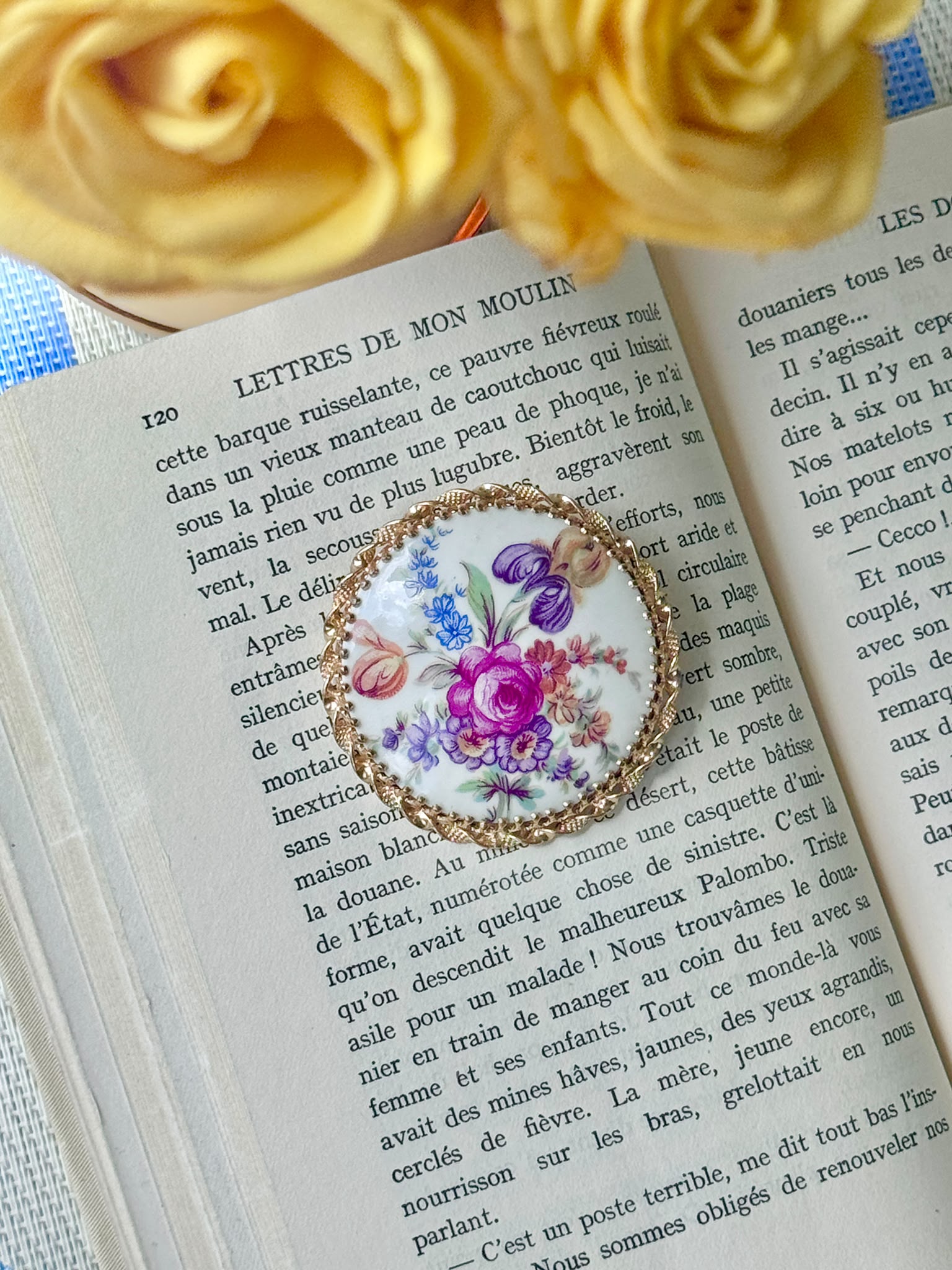 Mid-Century Czechoslovakian Floral Porcelain Round Brooch (NZ110)