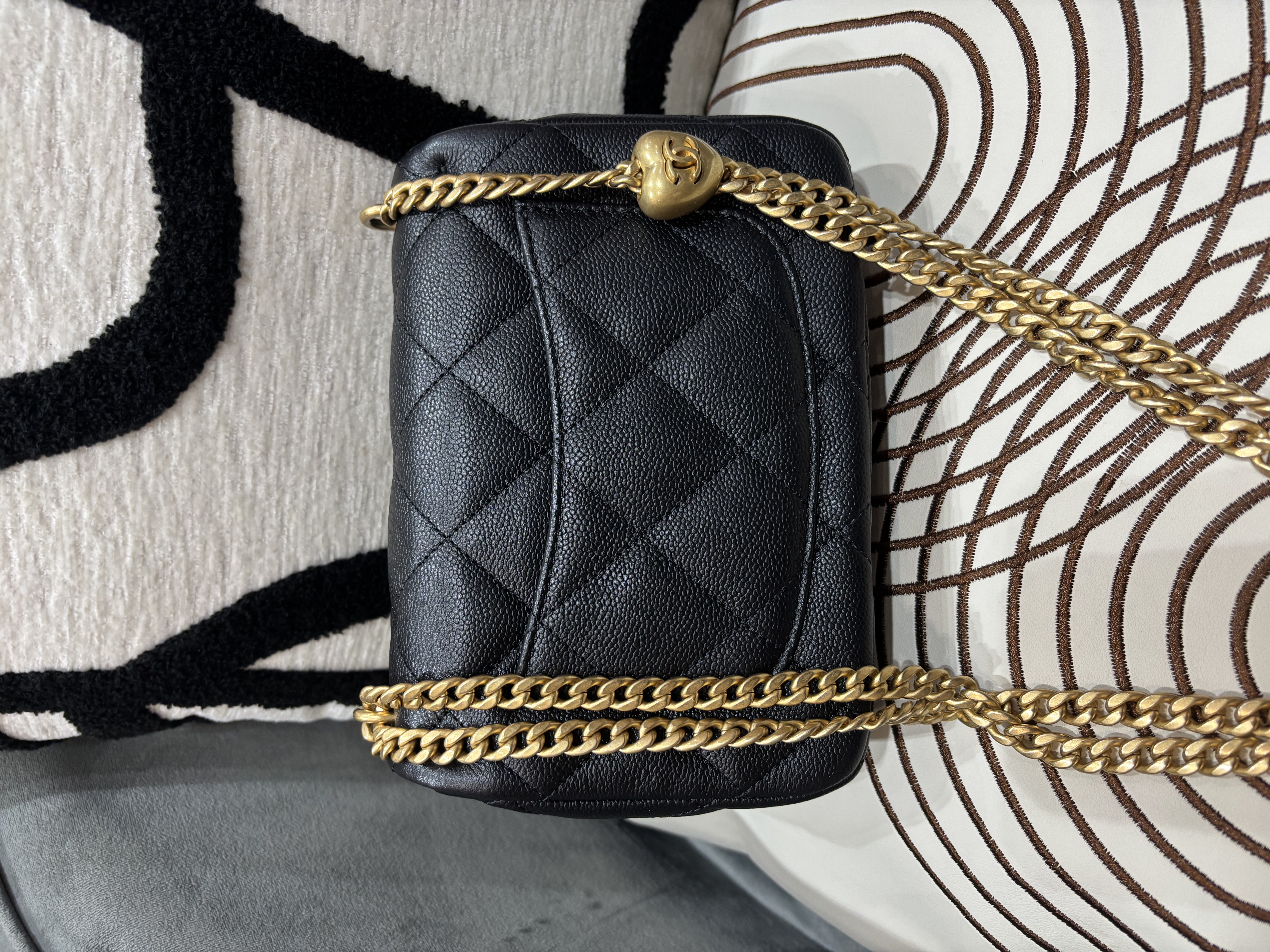 未使用品 Chanel flap bag 黑色魚子醬牛皮心心金球 心形調子求方胖子100%Authentic, Unused未使用品 ✅晶片✅收據✅Dust bag✅Box
