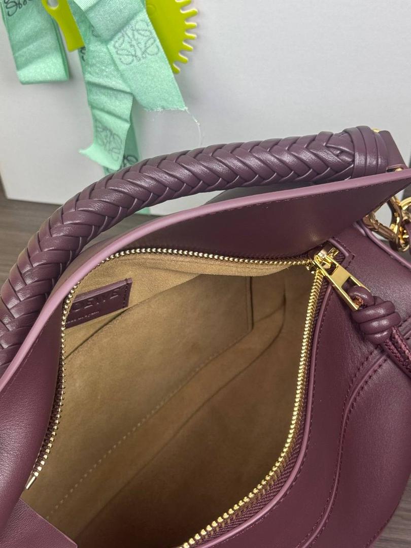 🎈最新编织手腕𝙋𝙪𝙯𝙯𝙡𝙚 ——【深酒红】 尺寸：𝟐𝟒-𝟏𝟎.𝟓-𝟏𝟔.𝟓𝐜𝐦 编码：062405 【配全套礼盒】 ♥️以罗家经典几何设计，搭配独特的编织手腕，绒面内里。 ♥️容量大，经典百搭，可拆卸肩带，有单肩，斜挎，手提等多样化背法。随性时髦洒脱，实用性强。 ♥️独家背景➕独家品质➕独家全套砖柜礼盒套装，市场高端品质皆在我手✌🏻