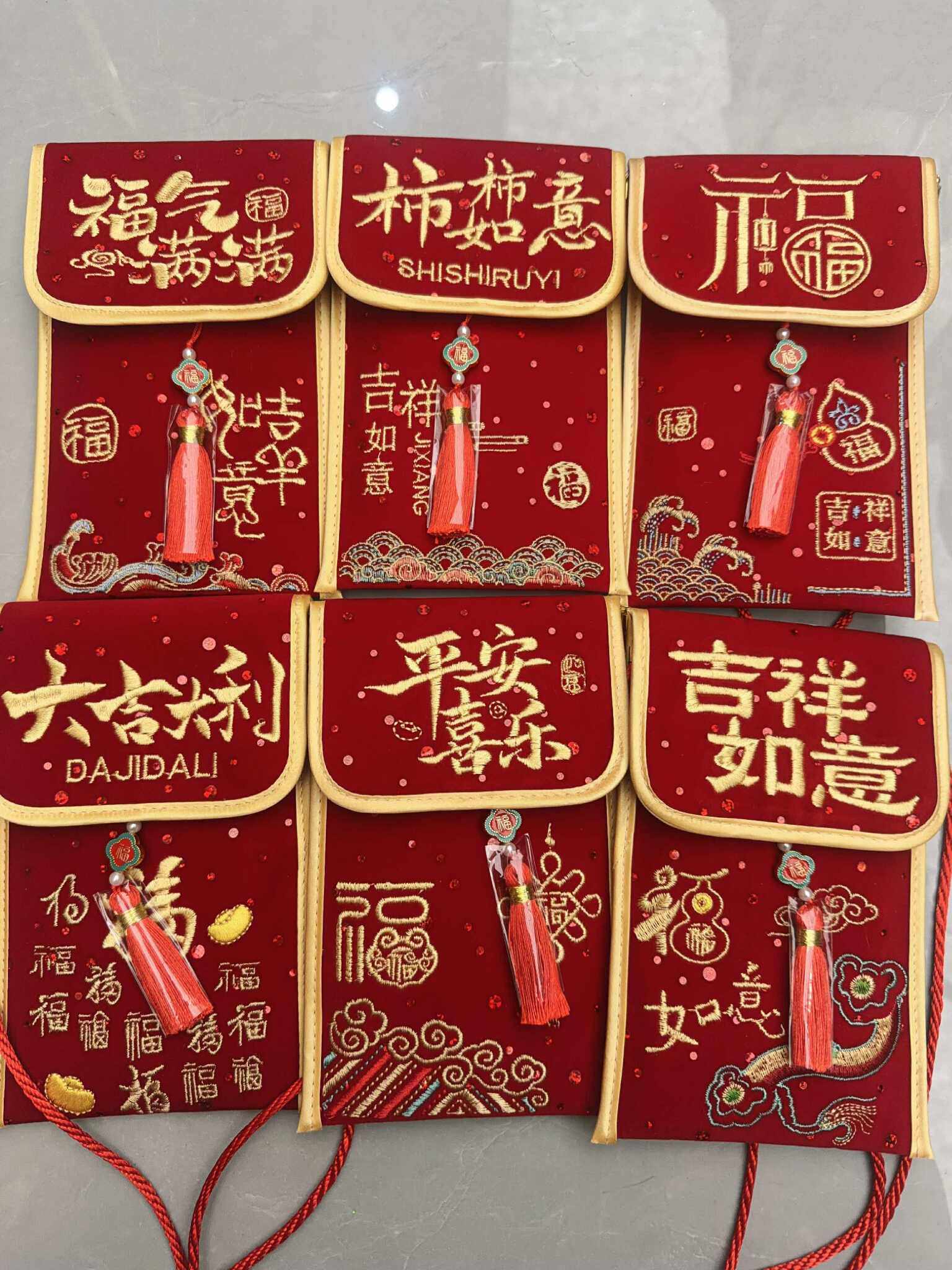 DDB17 绒布全刺绣红包封兼斜背包（一个）