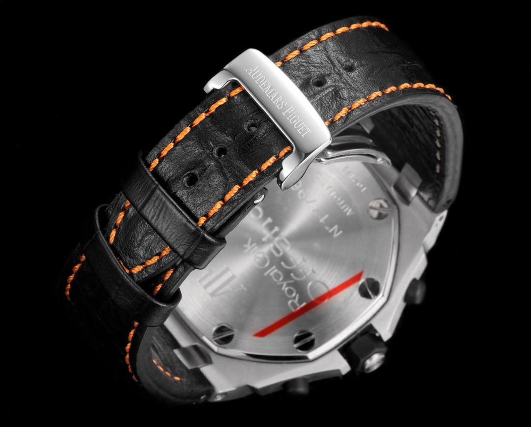 🚀皇家橡树离岸型26400/26238/26470系列正式登场！款式最全，做工最好的爱彼计时款腕表来了，有做工好的顶级货😍💯廉价的小厂货就别去考虑了！ 1，机芯采用12位小秒的定制版3126计时机芯，完美还原原版所有功能。经过精密打磨，大大加强了其稳定性。 2，其中碳纤维系列表壳采用全新碳纤维复合材料——「Carbon TPT® B.4」打造，这种高科技材料比常规 Carbon TPT® 密度提高4%，纤维硬度提升15%，树脂强度提升30%，材料结构经过各项异性优化，保持轻盈同时无比坚韧，提供迄今最强的抗冲击性能。 3，字面颜色均采用目前最先进电镀技术，非几年前的简单喷漆技术。每一个巧克力格纹装饰，通过CNC级别打磨，无限接近原版。 4，同步原版搭载微微活动头粒，胶带采用进口氟橡胶材质，皮带采用美洲鳄鱼皮材质，更加耐磨耐造。