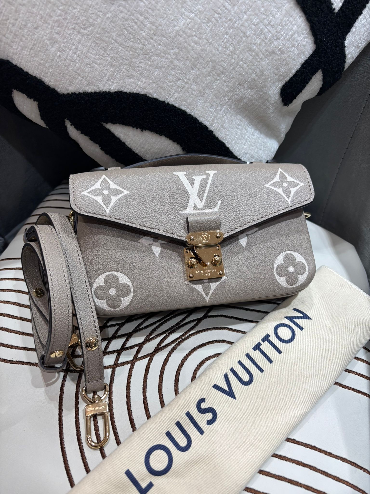 Lv Metis east west Calfskin 100%Authentic,98%new ✅dust bag  