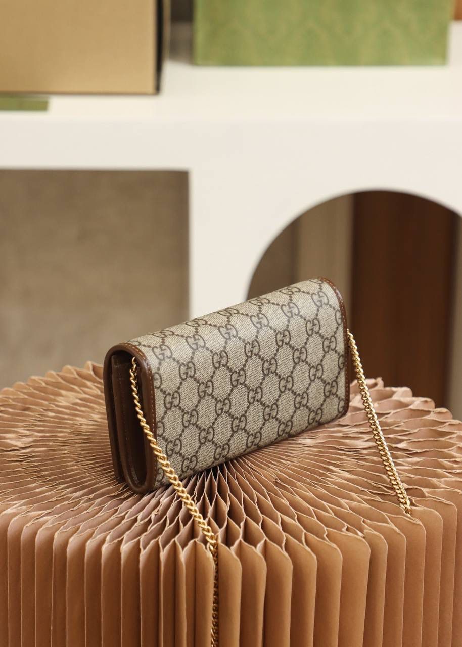 𝐇𝐨𝐫𝐬𝐞𝐛𝐢𝐭 𝐖𝐨𝐜 #621888# 全铜五金原厂皮 ☑️尺寸：19*10*3𝙘𝙢 这是一款复古又休闲的百变王牌 一包多用法 绝绝子 零钱包👛 手包👜 斜挎包 全部满足你日常使用！ 小包可以随时变成钱包多变用法， 轻松容纳手机plus/银行卡 内设分层结构 使用更方便，还有小镜子🪞搭配 随时满足你补妆的需求！ 颜值率也是爆棚的那种，超级好看！ 喜欢这种小包的小姐妹，赶紧安排起来🌟