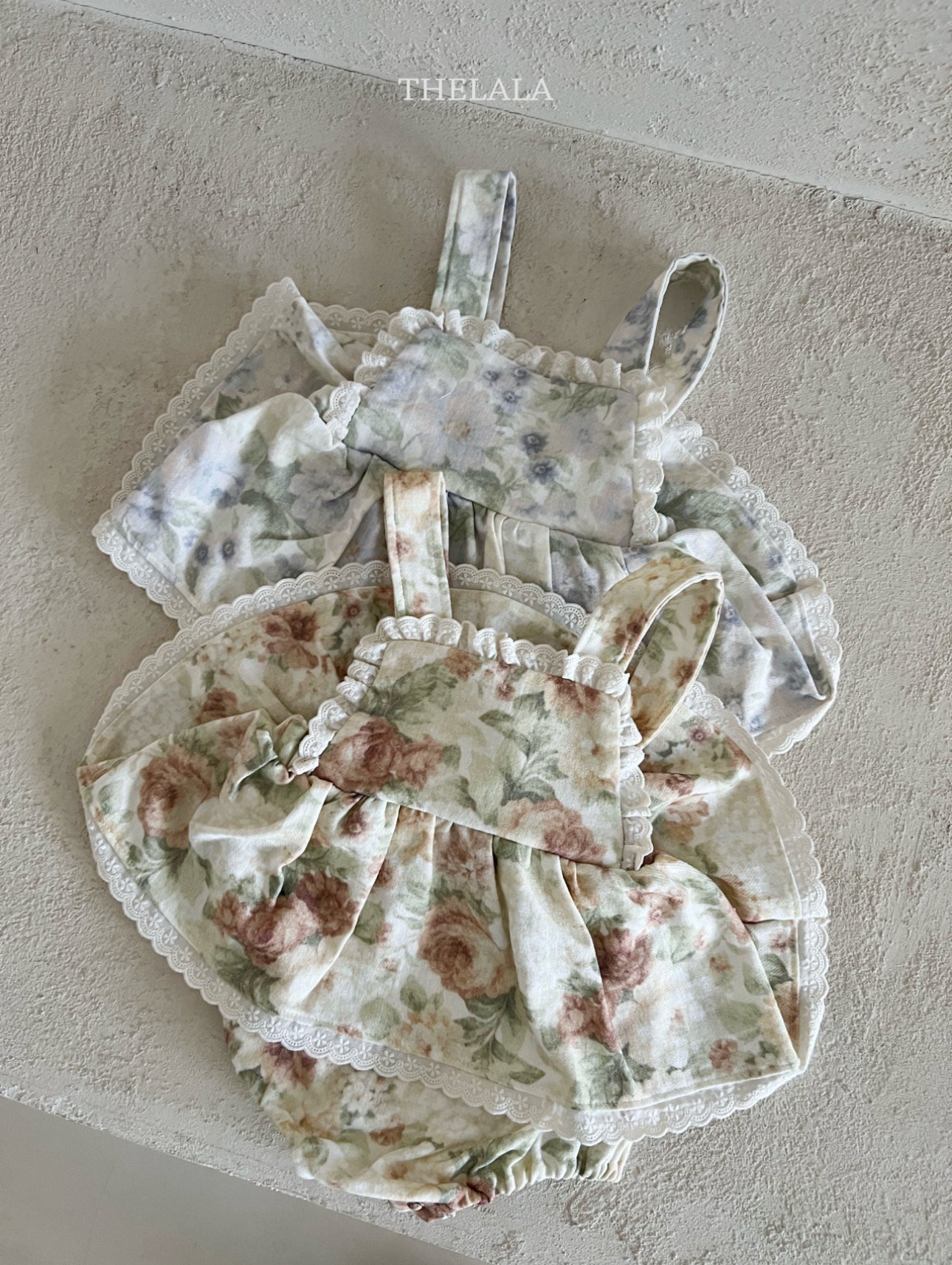 🌸預訂 韓國直送🌸🇰🇷THELALA兩色花卉滿印蕾絲花邊吊帶包屁裙