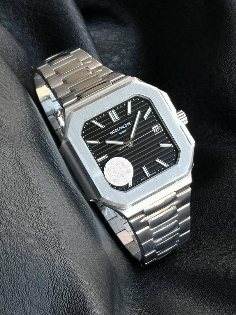 百达翡丽 方形 新系列CUBITUS 5821腕表 亮点特色：1️⃣机芯:搭载定制9015改Cal.26-330 SC一体机，调时不停秒，调时不停秒，摆轮位置均与正品一致，自动上链机芯。2️⃣钢带:316L定制级人体工程学表带，新扣款式。3️⃣表壳:尺寸45毫米厚度仅8.3mm，为表壳对角线长度(即10点位至4点位),因为表壳近似于方形，上下边的宽度会小于这一数值，所以视觉效果并不是很大。 搭配上，5821属于运动风格腕表，日常搭配正装和休闲风格也可以。