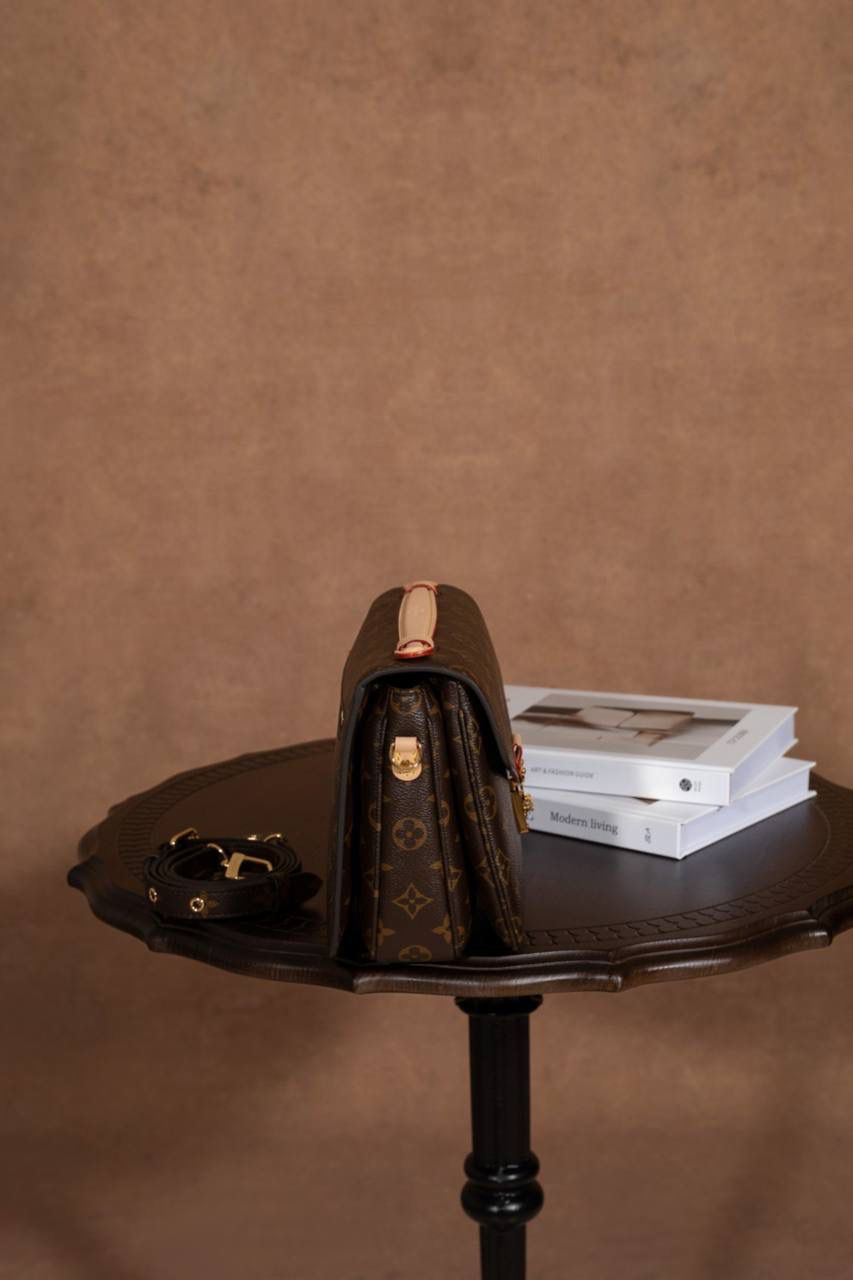 LV POCHETTE METIS🎀大邮差包 ✨ 法国原厂料 + 原厂皮 + 全钢五金 质感真的很稳，拿在手上就知道不一样，高级感直接出来 😍 这款邮差包因为设计经典， 所以一直被叫做 “入门级邮差包” 👜 但不要小看它哦～ 👉 超百搭、👉 超耐看、👉 永远不过时