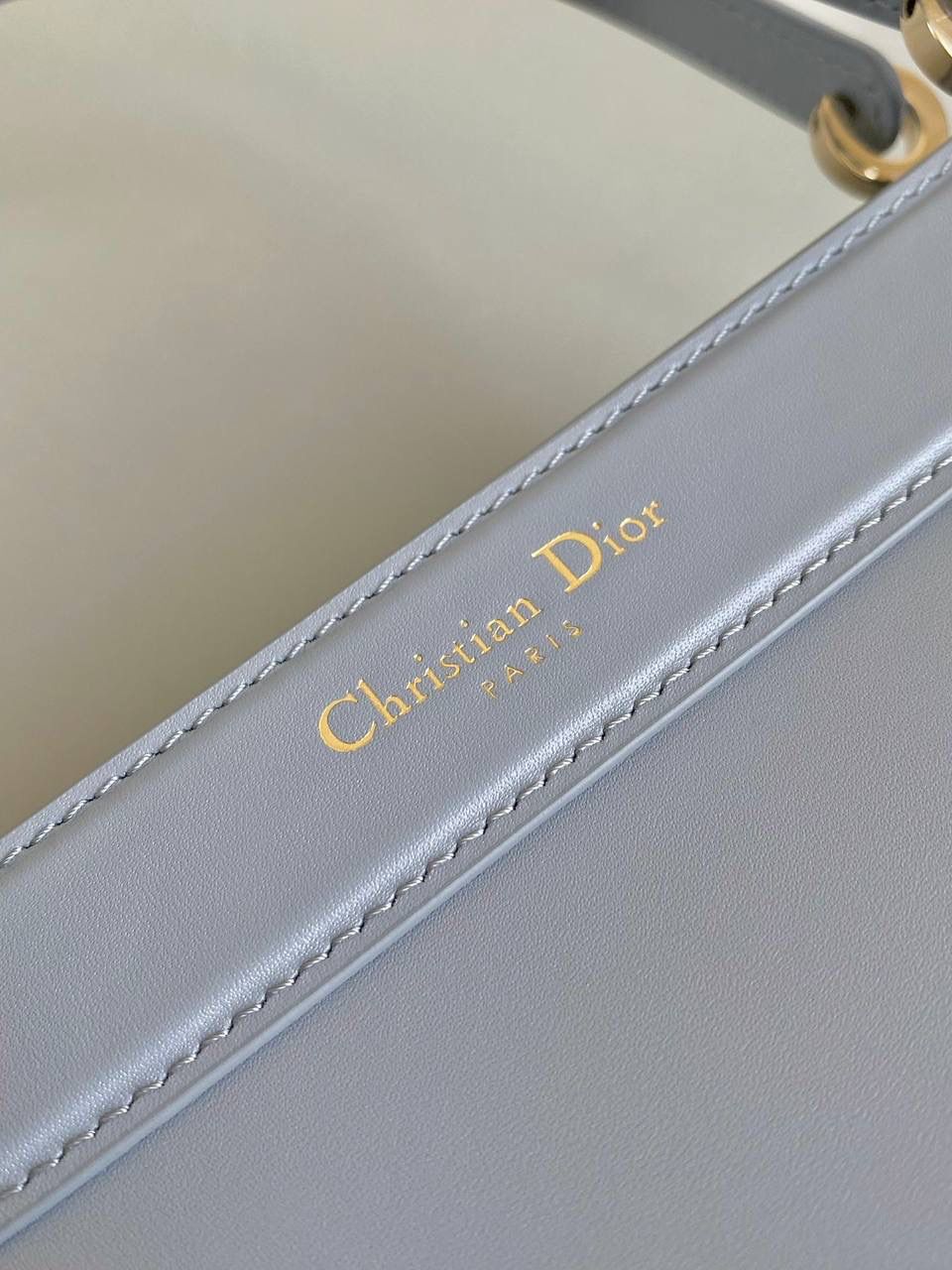 🈶梦幻灰小号 𝗗𝗜𝗢𝗥 𝗞𝗲𝘆手袋/腋下包 啊啊啊贵妇们还没买的都看过来 如此复古法式浪漫的包一定要拎在你手上 首批即出即断！都在翻单再翻单了！！ 早已大火全网时髦界，没有人不爱啊 独特的梯形包身➕细长手柄，优雅高贵 它的悬锁更是绝绝子，两个尺寸可选 小个子女生也可放心的冲大号 日常通勤什么大场合都能给你冲锋 拿捏得恰到好处，找不出一处缺点地方 真是把复古风玩得明明白白，美死了！！ 22×12.5×12cm，#6098m