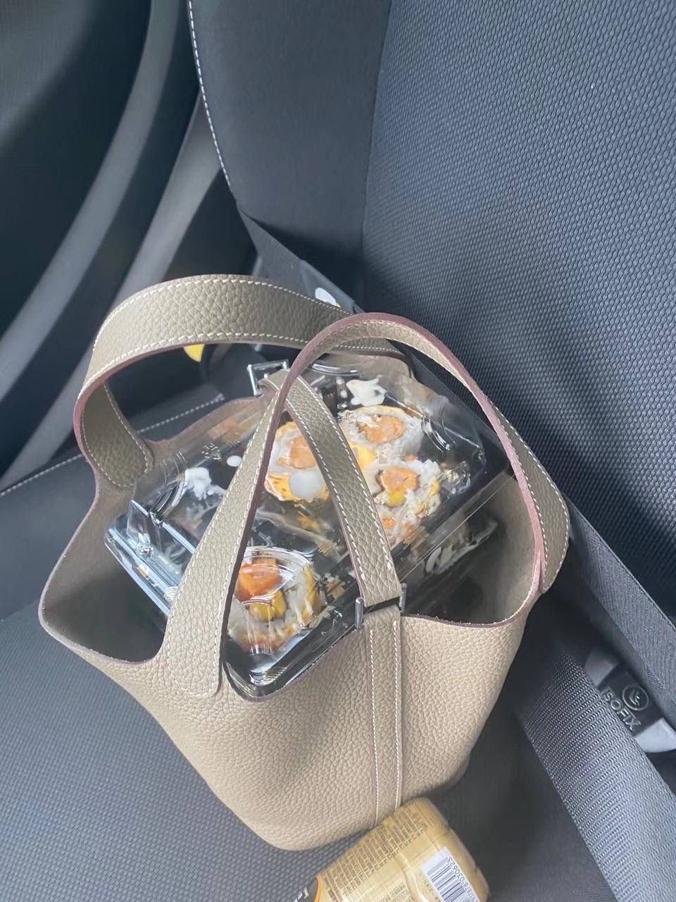 H正式上线！ 大象灰18cm金扣 独家渠道货！手机实拍！独家背景！ 纯手工制作、细工慢活、工匠精神雕刻的艺术精品！ 尺寸：18 X 19 X 13.5cm