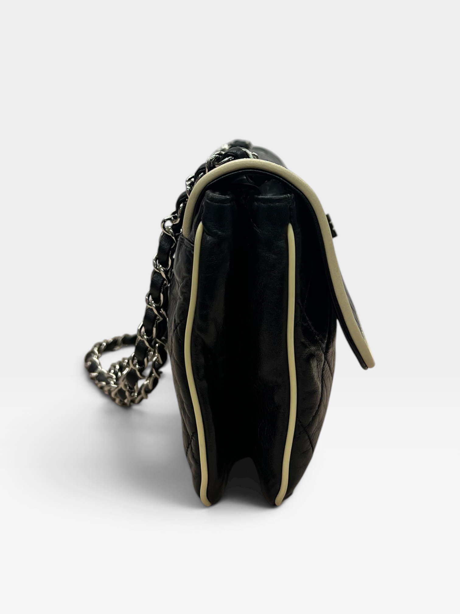 Pre-Owned CHANEL 2.55 East/West Flap Bag / Product Code: 082804